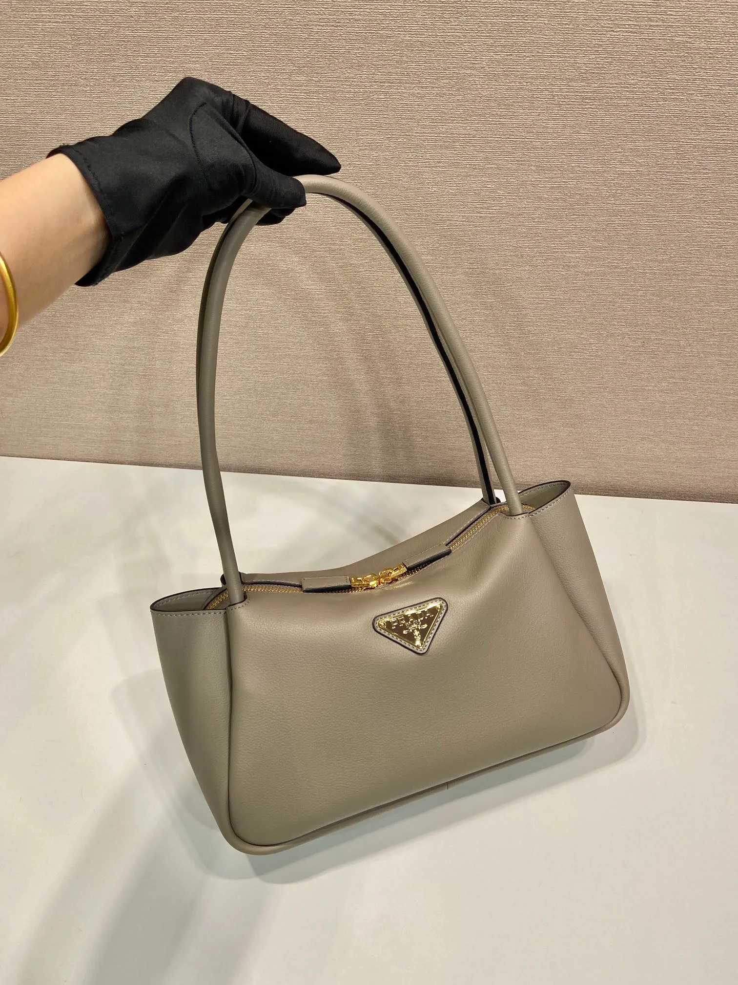 💰1640🎉New product🎉1BA444 shoulder style/new color🎉🎉 This shoulder style is made of oral calfskin, with imported lambskin interior and top-grade hardware. It can be carried by hand or carried on the shoulder. It is equipped with 2 compartments. It has a large capacity, is simple and practical, and has a beautiful upper body effect. Babies. Get it now🎉🎉 Length 28x Height 18x ​​Bottom 11cm🎉🎉🎉👏👏👏