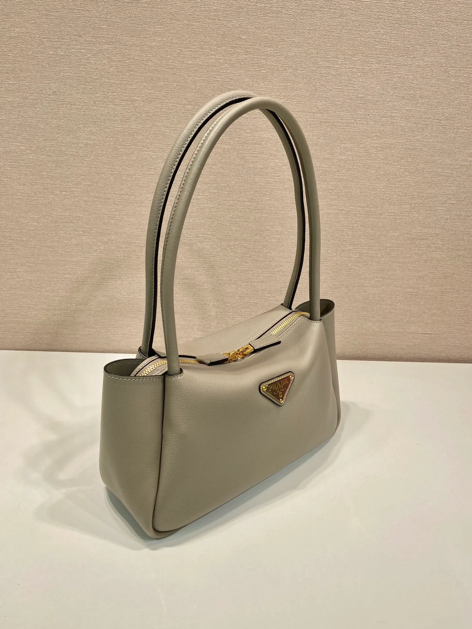💰1640🎉New product🎉1BA444 shoulder style/new color🎉🎉 This shoulder style is made of oral calfskin, with imported lambskin interior and top-grade hardware. It can be carried by hand or carried on the shoulder. It is equipped with 2 compartments. It has a large capacity, is simple and practical, and has a beautiful upper body effect. Babies. Get it now🎉🎉 Length 28x Height 18x ​​Bottom 11cm🎉🎉🎉👏👏👏