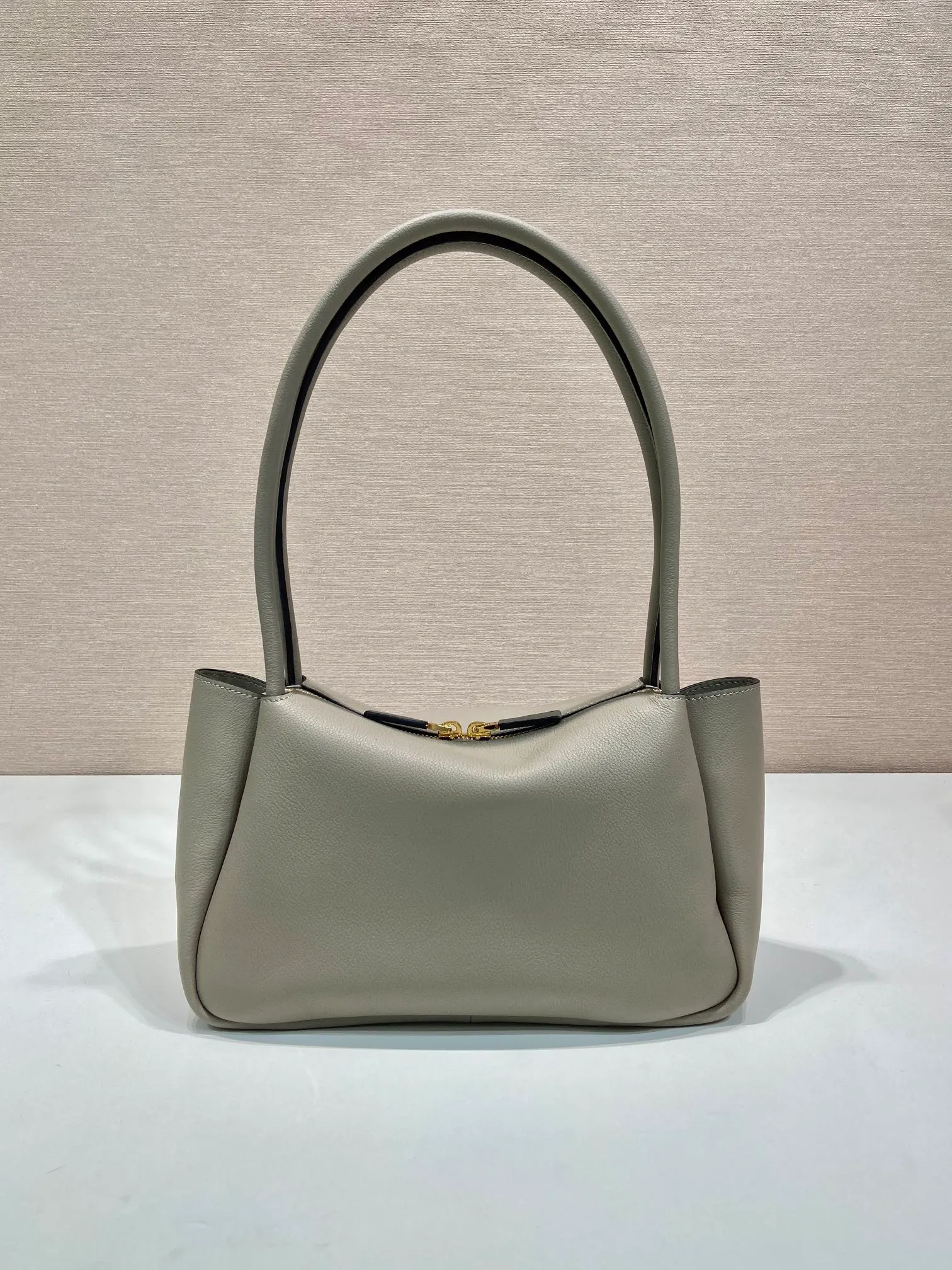 💰1640🎉New product🎉1BA444 shoulder style/new color🎉🎉 This shoulder style is made of oral calfskin, with imported lambskin interior and top-grade hardware. It can be carried by hand or carried on the shoulder. It is equipped with 2 compartments. It has a large capacity, is simple and practical, and has a beautiful upper body effect. Babies. Get it now🎉🎉 Length 28x Height 18x ​​Bottom 11cm🎉🎉🎉👏👏👏