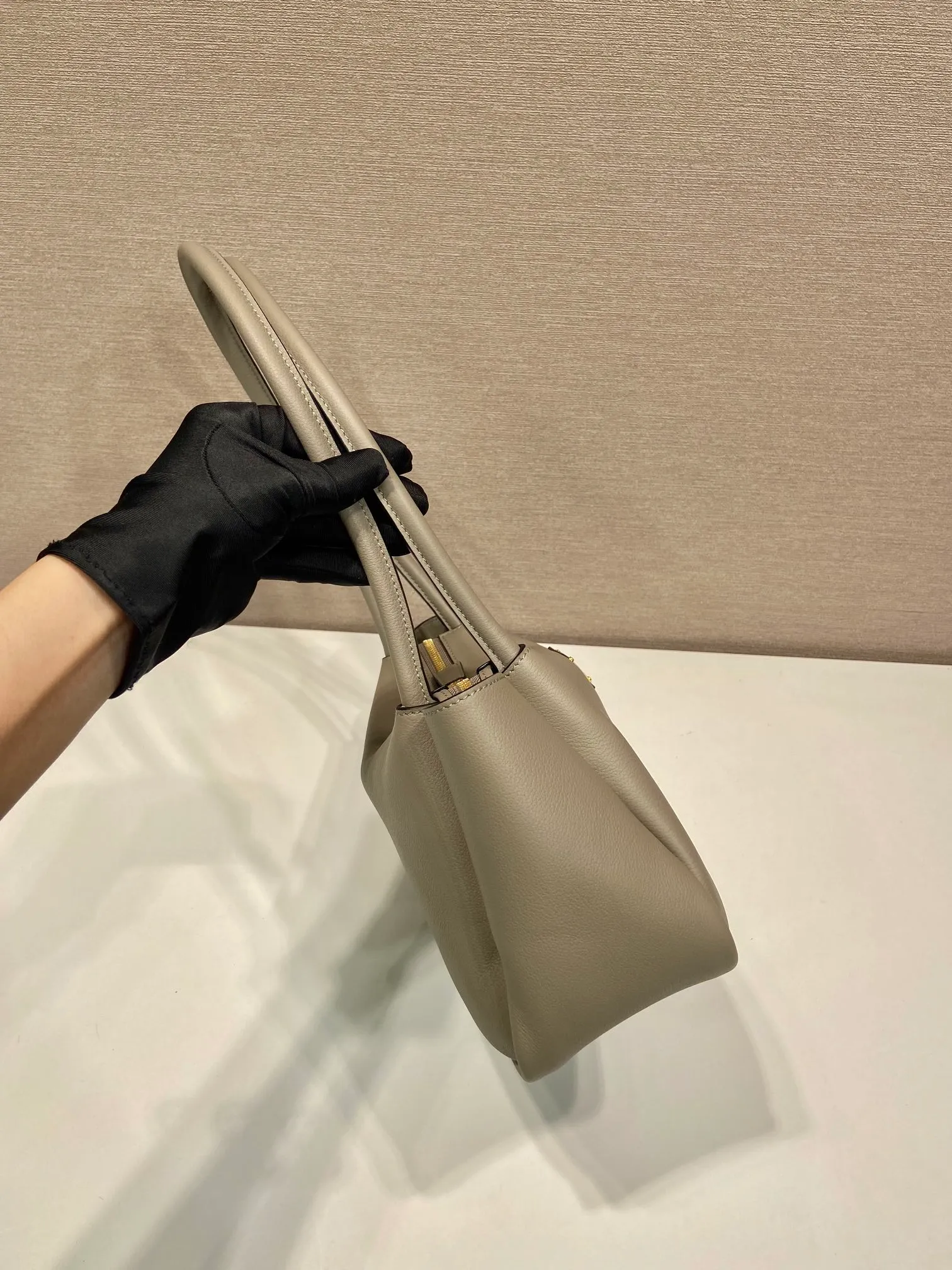 💰1640🎉New product🎉1BA444 shoulder style/new color🎉🎉 This shoulder style is made of oral calfskin, with imported lambskin interior and top-grade hardware. It can be carried by hand or carried on the shoulder. It is equipped with 2 compartments. It has a large capacity, is simple and practical, and has a beautiful upper body effect. Babies. Get it now🎉🎉 Length 28x Height 18x ​​Bottom 11cm🎉🎉🎉👏👏👏