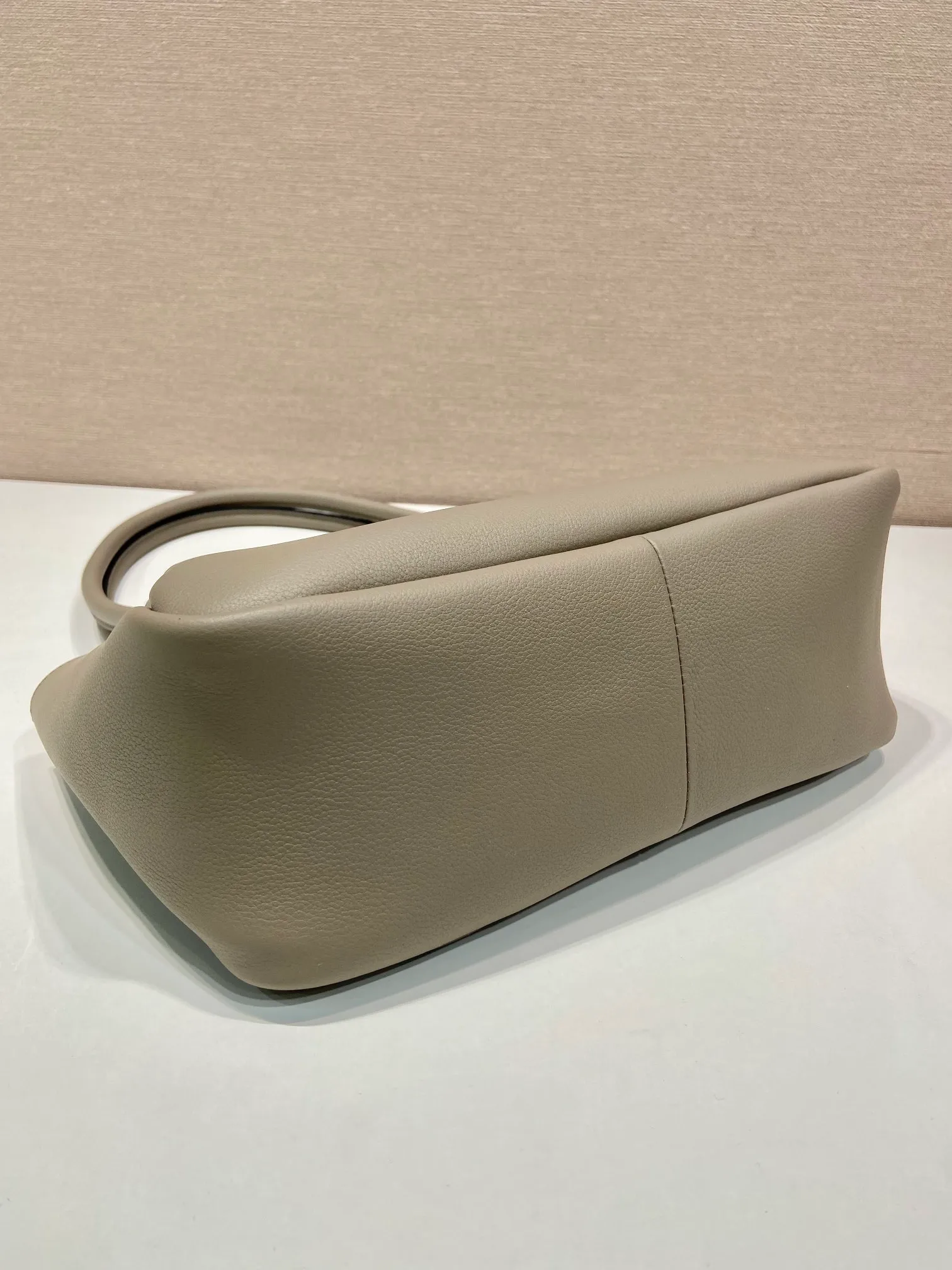 💰1640🎉New product🎉1BA444 shoulder style/new color🎉🎉 This shoulder style is made of oral calfskin, with imported lambskin interior and top-grade hardware. It can be carried by hand or carried on the shoulder. It is equipped with 2 compartments. It has a large capacity, is simple and practical, and has a beautiful upper body effect. Babies. Get it now🎉🎉 Length 28x Height 18x ​​Bottom 11cm🎉🎉🎉👏👏👏