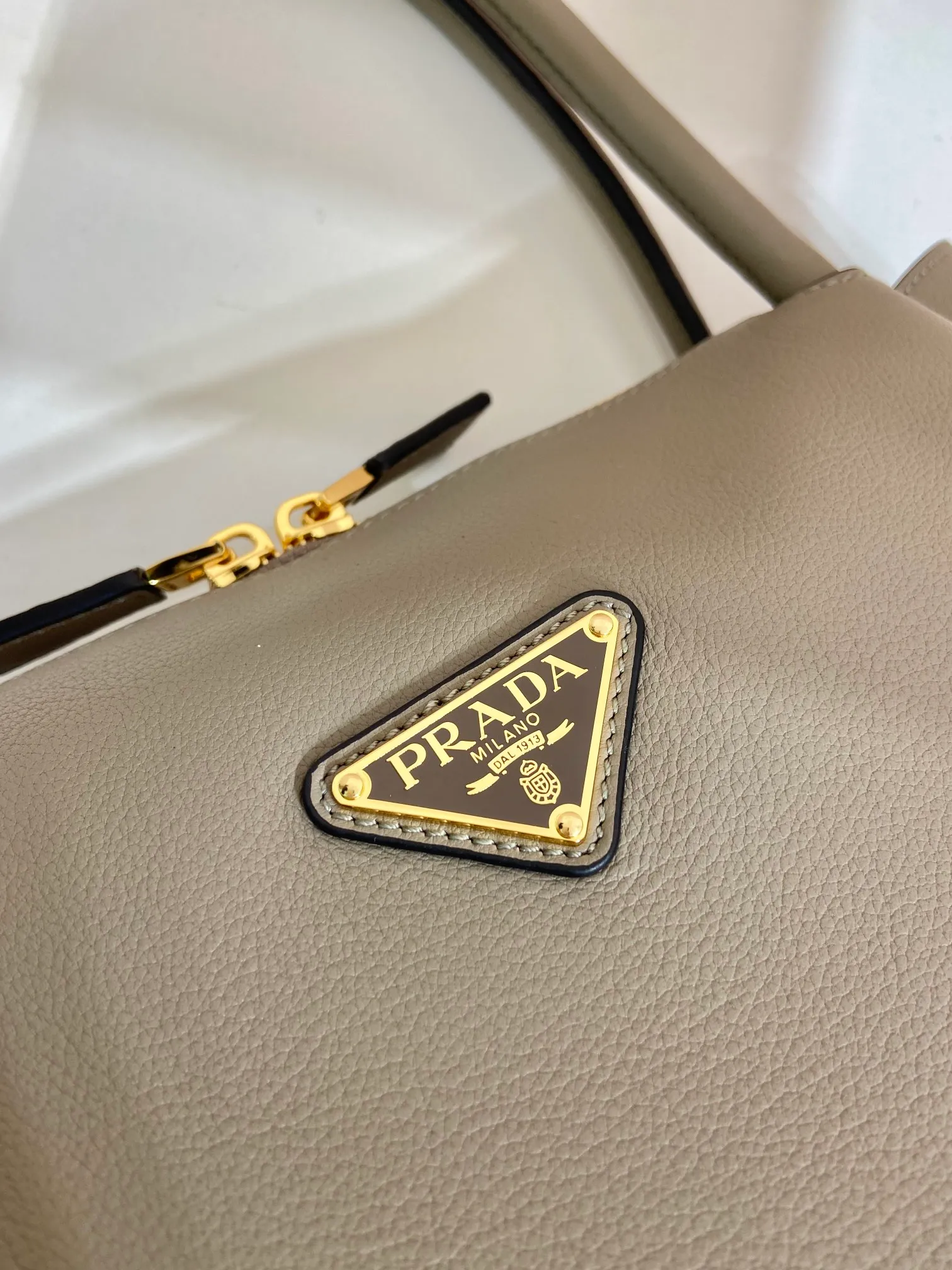 💰1640🎉New product🎉1BA444 shoulder style/new color🎉🎉 This shoulder style is made of oral calfskin, with imported lambskin interior and top-grade hardware. It can be carried by hand or carried on the shoulder. It is equipped with 2 compartments. It has a large capacity, is simple and practical, and has a beautiful upper body effect. Babies. Get it now🎉🎉 Length 28x Height 18x ​​Bottom 11cm🎉🎉🎉👏👏👏