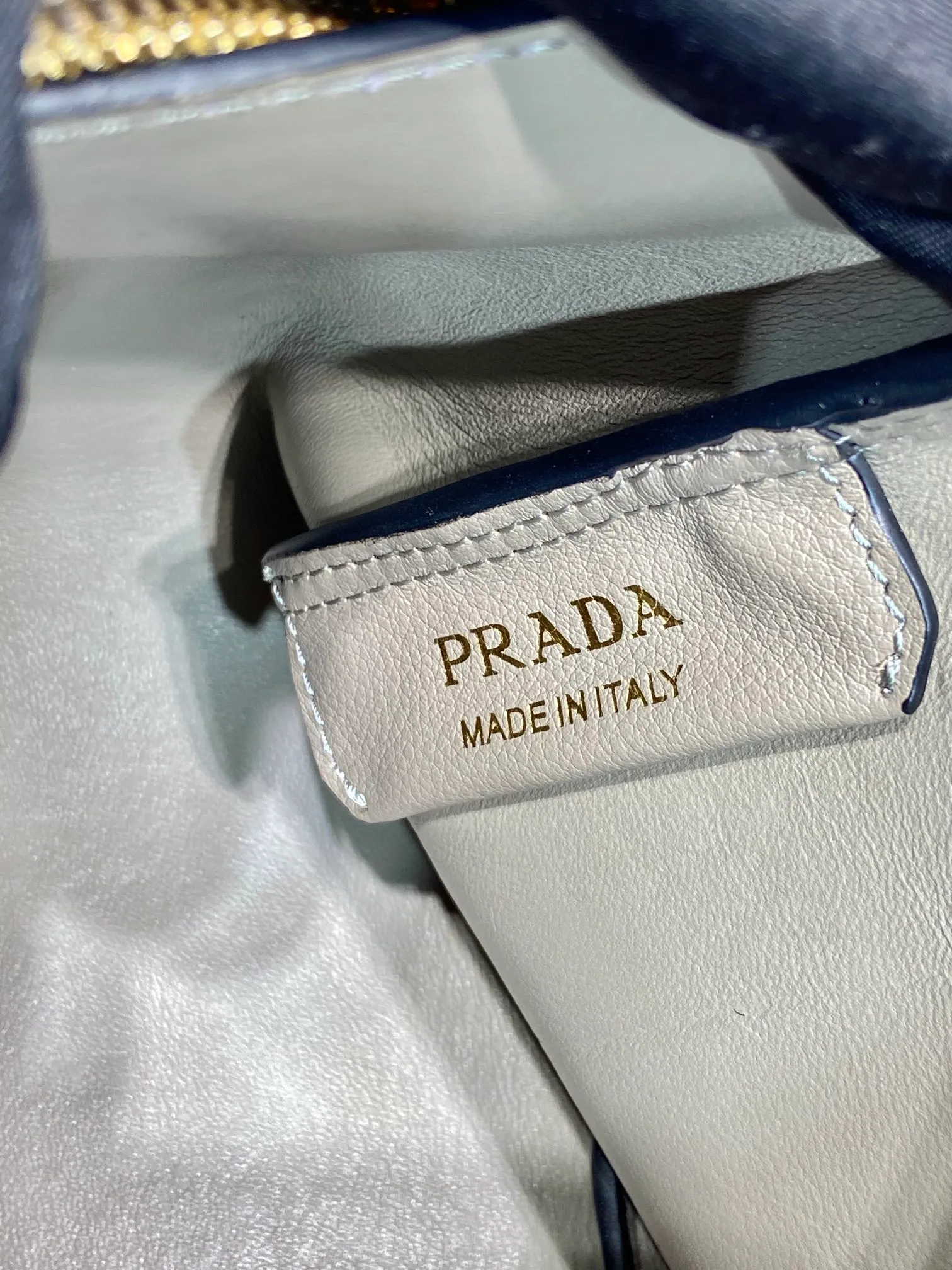 💰1640🎉New product🎉1BA444 shoulder style/new color🎉🎉 This shoulder style is made of oral calfskin, with imported lambskin interior and top-grade hardware. It can be carried by hand or carried on the shoulder. It is equipped with 2 compartments. It has a large capacity, is simple and practical, and has a beautiful upper body effect. Babies. Get it now🎉🎉 Length 28x Height 18x ​​Bottom 11cm🎉🎉🎉👏👏👏