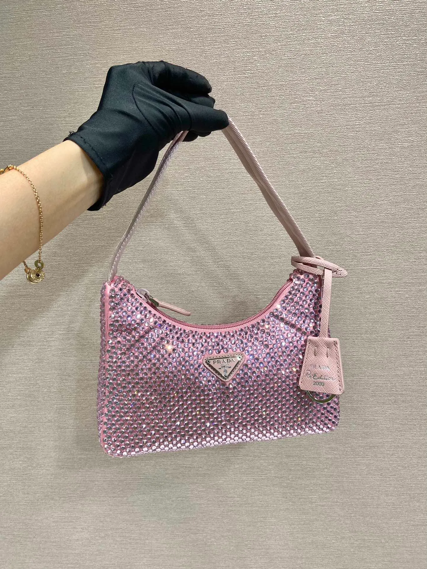 💰1000🎉Flash diamond Hobo🎉1NE515 flash diamond, the most beautiful and sparkling rhinestone Hobo 😘😘Imported diamond net. The sparkling appearance. The blingbling effect under the night light is very eye-catching. The rate of return is very high. 🙈🙈Everyone will praise you wherever you take it😘This kind of sparkling diamond bag is also very easy to match with clothes. It is so cute and cool. , suitable for any occasion, the popular elements of Hobo have always been recognized by Internet celebrities/celebrities, and it is a permanently popular Hobo🙊🙊worth buying👍beauties😘Length 23x Height 13x Bottom 5cm