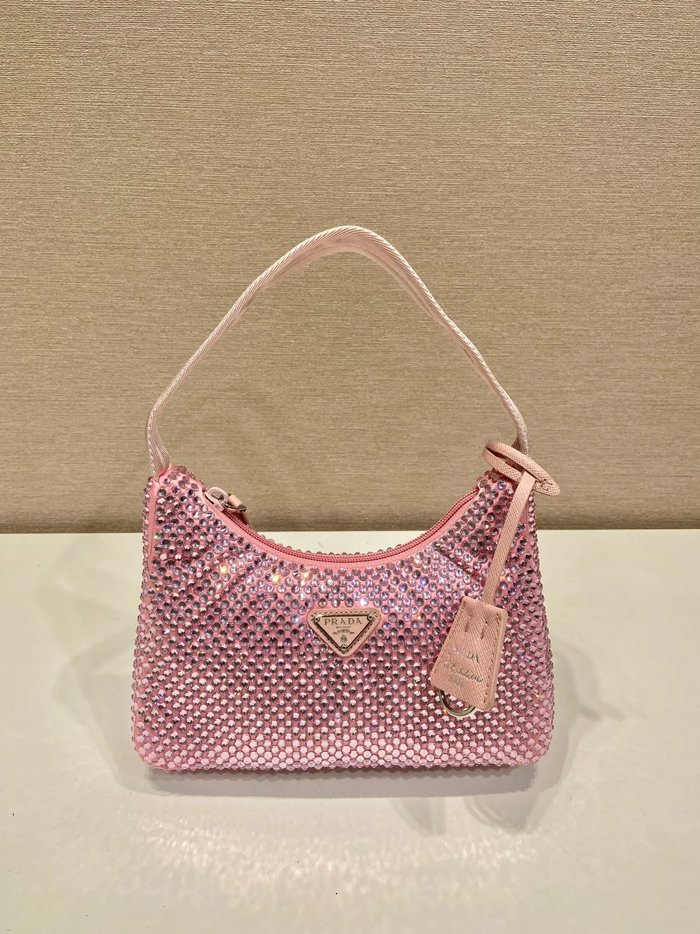 💰1000🎉Flash diamond Hobo🎉1NE515 flash diamond, the most beautiful and sparkling rhinestone Hobo 😘😘Imported diamond net. The sparkling appearance. The blingbling effect under the night light is very eye-catching. The rate of return is very high. 🙈🙈Everyone will praise you wherever you take it😘This kind of sparkling diamond bag is also very easy to match with clothes. It is so cute and cool. , suitable for any occasion, the popular elements of Hobo have always been recognized by Internet celebrities/celebrities, and it is a permanently popular Hobo🙊🙊worth buying👍beauties😘Length 23x Height 13x Bottom 5cm