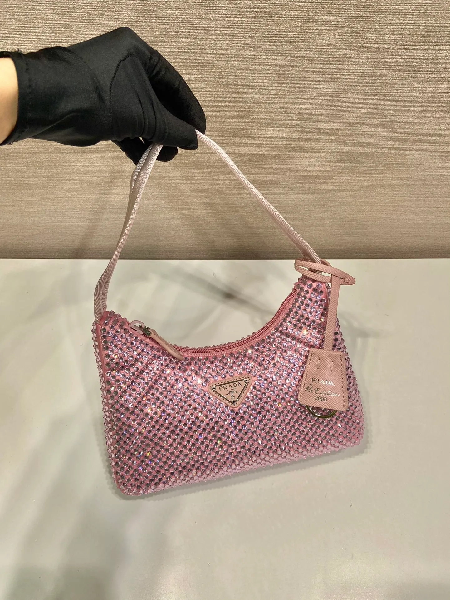 💰1000🎉Flash diamond Hobo🎉1NE515 flash diamond, the most beautiful and sparkling rhinestone Hobo 😘😘Imported diamond net. The sparkling appearance. The blingbling effect under the night light is very eye-catching. The rate of return is very high. 🙈🙈Everyone will praise you wherever you take it😘This kind of sparkling diamond bag is also very easy to match with clothes. It is so cute and cool. , suitable for any occasion, the popular elements of Hobo have always been recognized by Internet celebrities/celebrities, and it is a permanently popular Hobo🙊🙊worth buying👍beauties😘Length 23x Height 13x Bottom 5cm