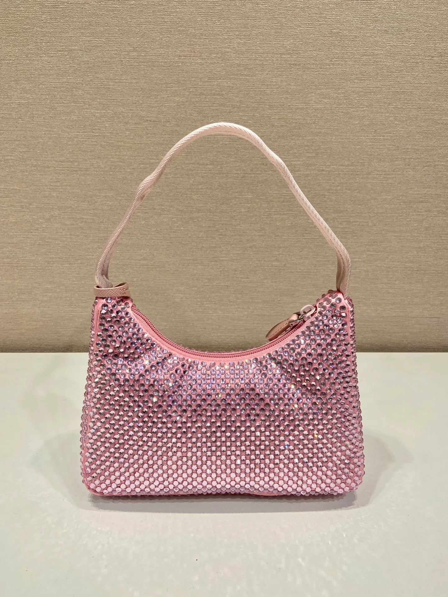 💰1000🎉Flash diamond Hobo🎉1NE515 flash diamond, the most beautiful and sparkling rhinestone Hobo 😘😘Imported diamond net. The sparkling appearance. The blingbling effect under the night light is very eye-catching. The rate of return is very high. 🙈🙈Everyone will praise you wherever you take it😘This kind of sparkling diamond bag is also very easy to match with clothes. It is so cute and cool. , suitable for any occasion, the popular elements of Hobo have always been recognized by Internet celebrities/celebrities, and it is a permanently popular Hobo🙊🙊worth buying👍beauties😘Length 23x Height 13x Bottom 5cm