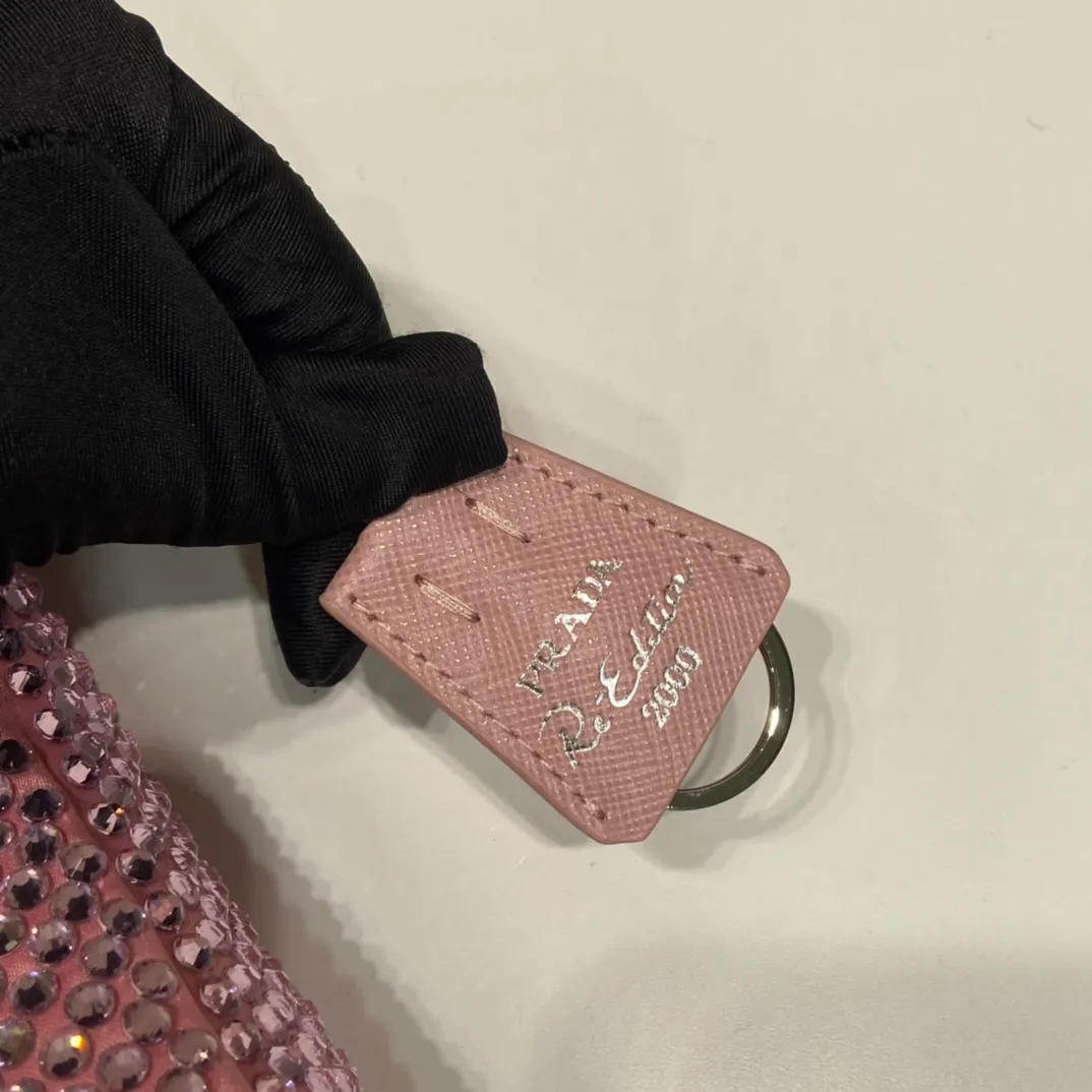 💰1000🎉Flash diamond Hobo🎉1NE515 flash diamond, the most beautiful and sparkling rhinestone Hobo 😘😘Imported diamond net. The sparkling appearance. The blingbling effect under the night light is very eye-catching. The rate of return is very high. 🙈🙈Everyone will praise you wherever you take it😘This kind of sparkling diamond bag is also very easy to match with clothes. It is so cute and cool. , suitable for any occasion, the popular elements of Hobo have always been recognized by Internet celebrities/celebrities, and it is a permanently popular Hobo🙊🙊worth buying👍beauties😘Length 23x Height 13x Bottom 5cm