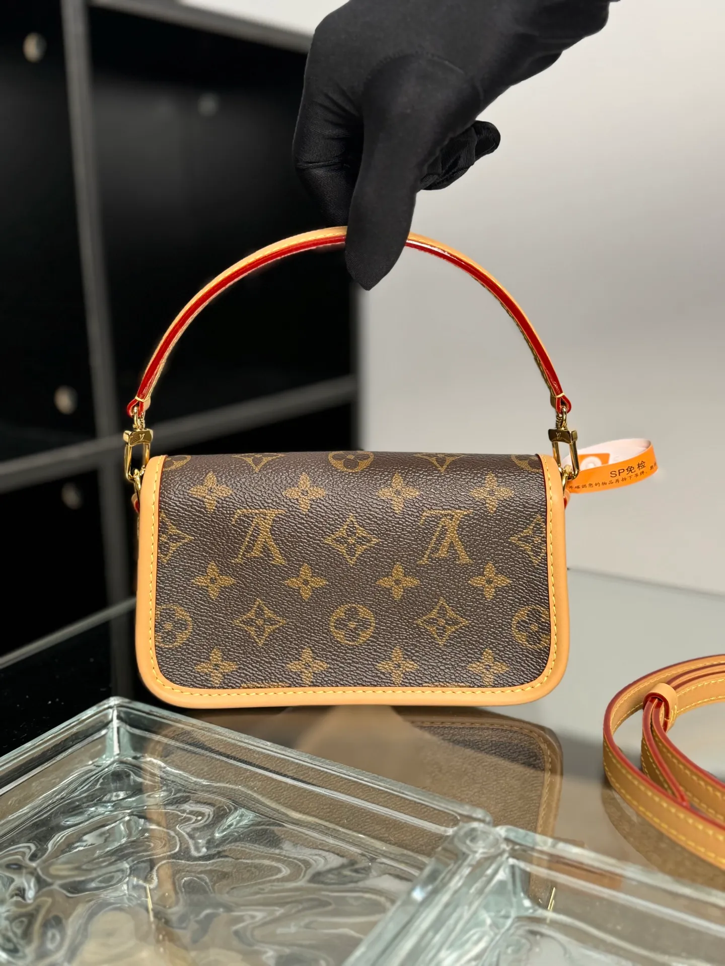 P¥940, NANO DIANE hand-made goods [100% MB special grade all-steel 163C01 chip version original leather] Model: M83298 presbyopia Material: A-grade all-steel hardware, imported original fabric Size: 19x10.5x6CM