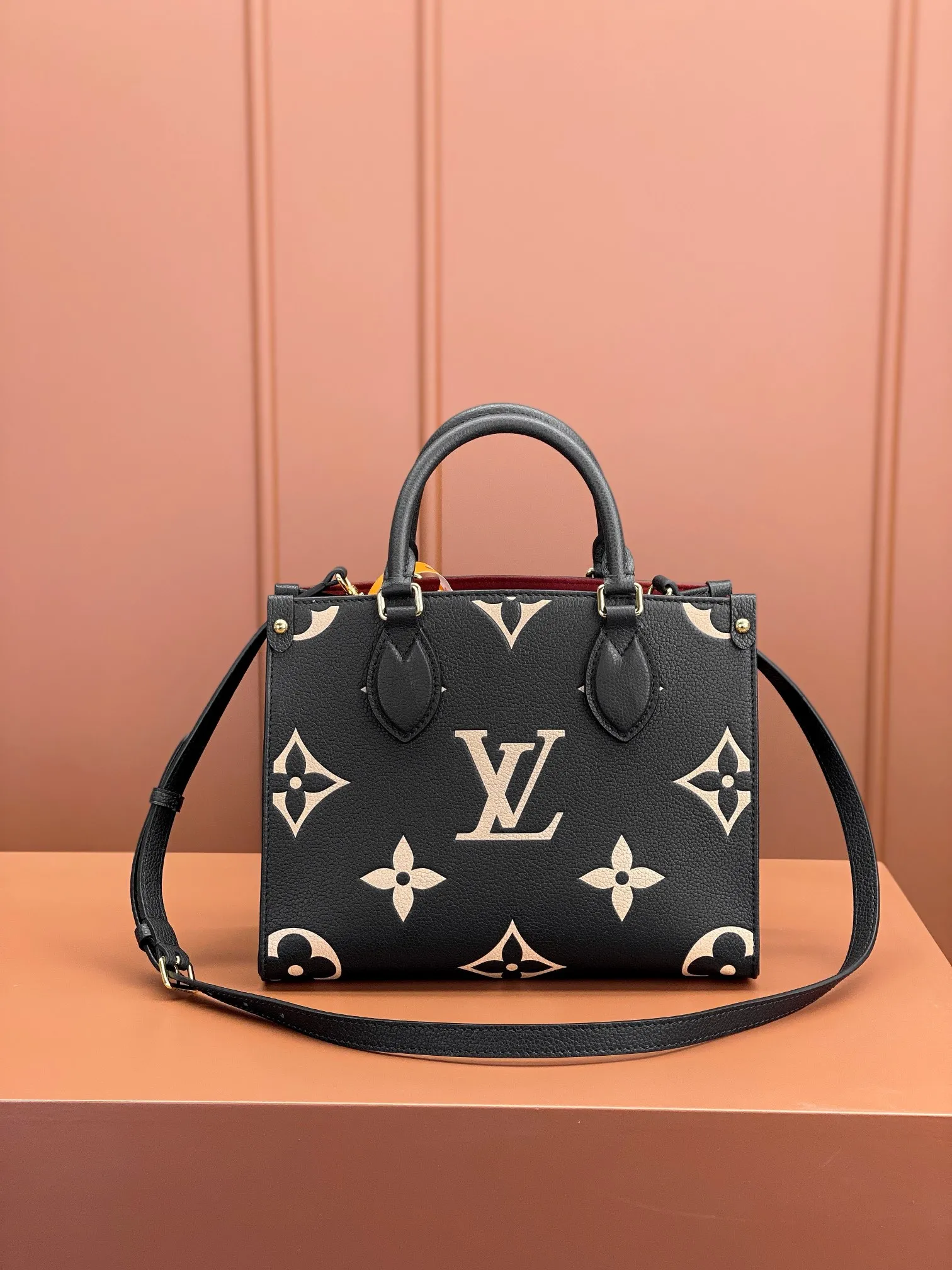P¥1360👉nfc163C01 dynamic chip👈 [100% MB special grade, all-steel hardware, original leather] The Onthego small Tote bag draws inspiration from the 1968 classic Sac Plat handbag. It is made of Monogram Empreinte leather with Medium Bicolor Monogram pattern embossed to create a miniature version, which can store daily needs such as iPad Mini. Flexible handles and detachable shoulder strap enrich carrying options. Embossed grained cowhide One-grain cowhide trim One microfiber lining One zippered interior patch pocket One pair of interior pockets One riveted corner One removable, adjustable shoulder strap! ! Model: M45659; Size: 25x19x11.5CM