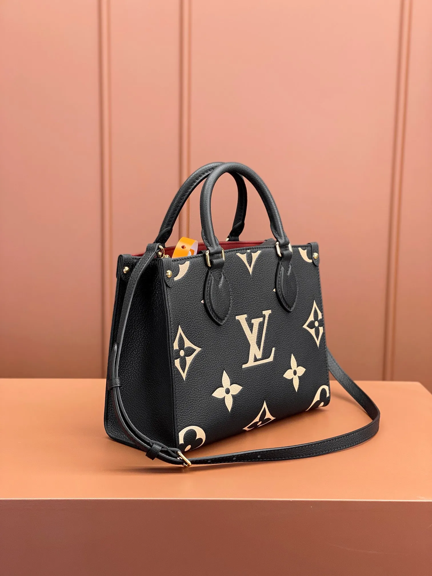 P¥1360👉nfc163C01 dynamic chip👈 [100% MB special grade, all-steel hardware, original leather] The Onthego small Tote bag draws inspiration from the 1968 classic Sac Plat handbag. It is made of Monogram Empreinte leather with Medium Bicolor Monogram pattern embossed to create a miniature version, which can store daily needs such as iPad Mini. Flexible handles and detachable shoulder strap enrich carrying options. Embossed grained cowhide One-grain cowhide trim One microfiber lining One zippered interior patch pocket One pair of interior pockets One riveted corner One removable, adjustable shoulder strap! ! Model: M45659; Size: 25x19x11.5CM