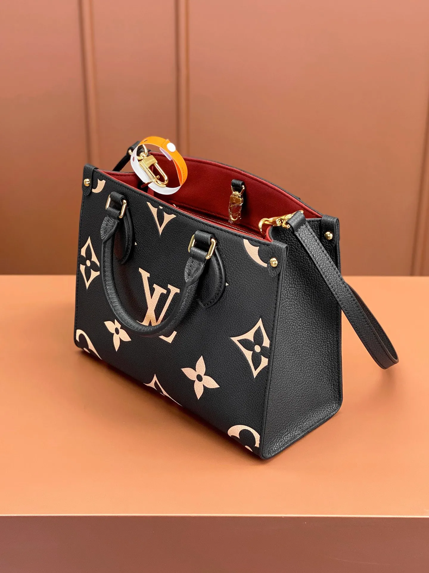 P¥1360👉nfc163C01 dynamic chip👈 [100% MB special grade, all-steel hardware, original leather] The Onthego small Tote bag draws inspiration from the 1968 classic Sac Plat handbag. It is made of Monogram Empreinte leather with Medium Bicolor Monogram pattern embossed to create a miniature version, which can store daily needs such as iPad Mini. Flexible handles and detachable shoulder strap enrich carrying options. Embossed grained cowhide One-grain cowhide trim One microfiber lining One zippered interior patch pocket One pair of interior pockets One riveted corner One removable, adjustable shoulder strap! ! Model: M45659; Size: 25x19x11.5CM