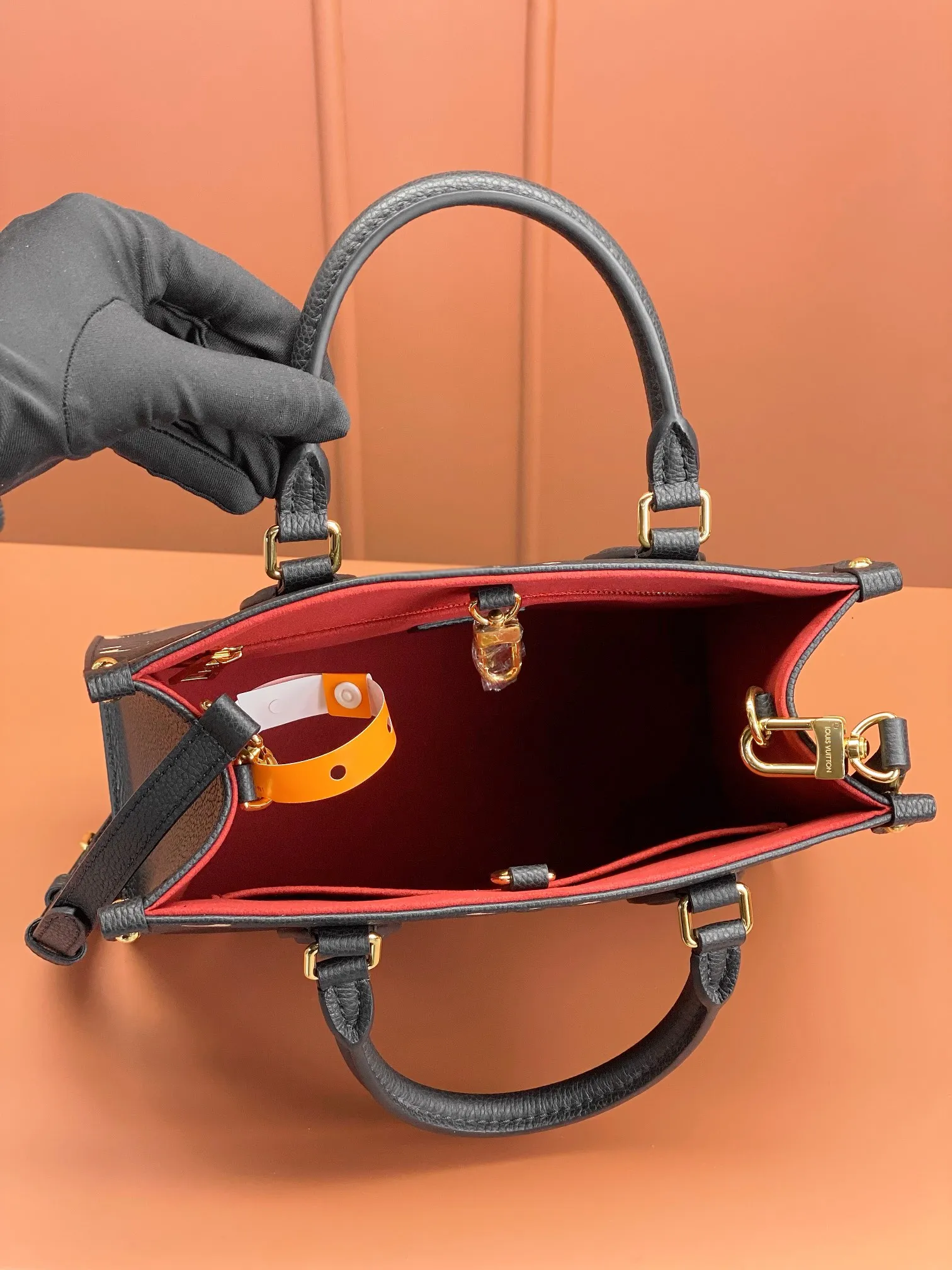 P¥1360👉nfc163C01 dynamic chip👈 [100% MB special grade, all-steel hardware, original leather] The Onthego small Tote bag draws inspiration from the 1968 classic Sac Plat handbag. It is made of Monogram Empreinte leather with Medium Bicolor Monogram pattern embossed to create a miniature version, which can store daily needs such as iPad Mini. Flexible handles and detachable shoulder strap enrich carrying options. Embossed grained cowhide One-grain cowhide trim One microfiber lining One zippered interior patch pocket One pair of interior pockets One riveted corner One removable, adjustable shoulder strap! ! Model: M45659; Size: 25x19x11.5CM