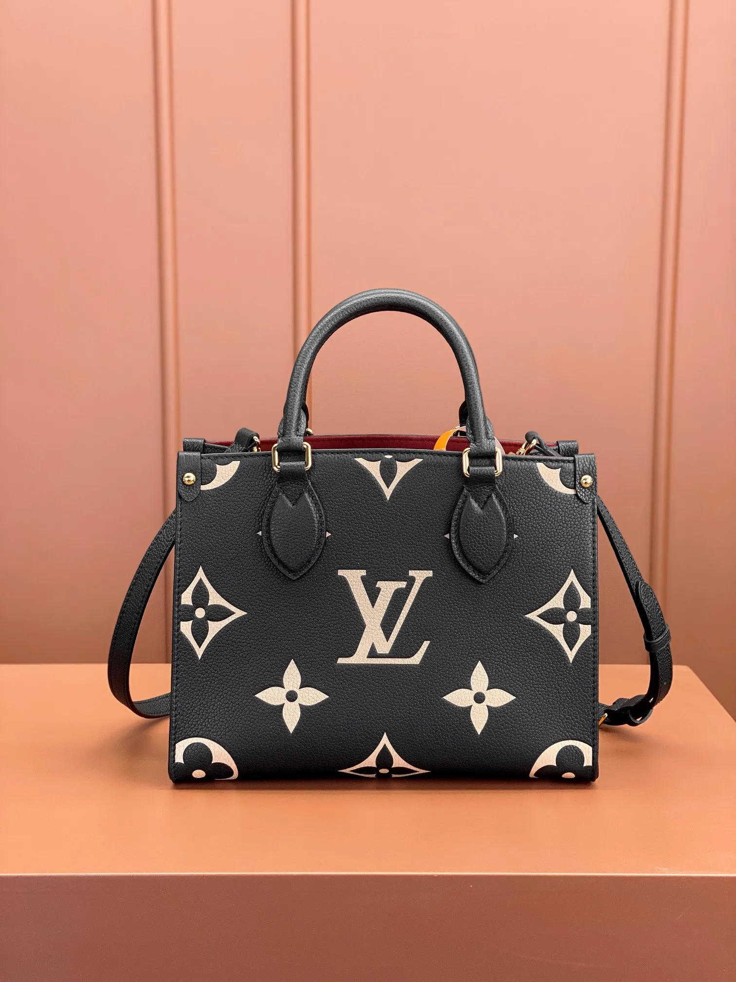 P¥1360👉nfc163C01 dynamic chip👈 [100% MB special grade, all-steel hardware, original leather] The Onthego small Tote bag draws inspiration from the 1968 classic Sac Plat handbag. It is made of Monogram Empreinte leather with Medium Bicolor Monogram pattern embossed to create a miniature version, which can store daily needs such as iPad Mini. Flexible handles and detachable shoulder strap enrich carrying options. Embossed grained cowhide One-grain cowhide trim One microfiber lining One zippered interior patch pocket One pair of interior pockets One riveted corner One removable, adjustable shoulder strap! ! Model: M45659; Size: 25x19x11.5CM