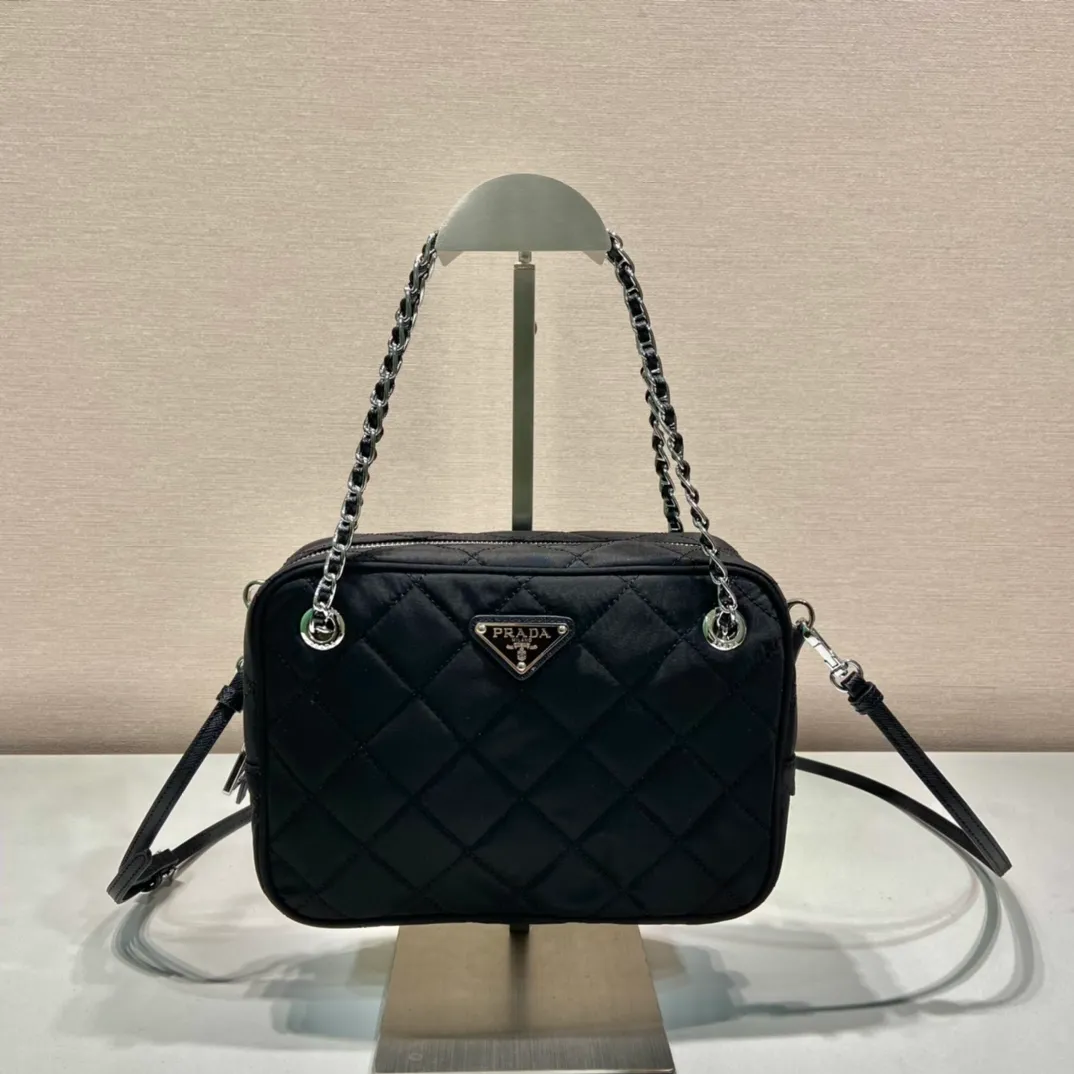 💰1260🎉Second-hand camera bag🎉1BD642🎉🎉 This second-hand camera bag is made of imported nylon fabric, white hardware, complex hand-stitched pattern design, equipped with 2 portable irons and a detachable and adjustable long shoulder strap. The upper body effect is cool and good-looking😝Simple, casual and fashionable, for babies. Hurry up and get it🎉🎉 Length 22x Height 16x Bottom 6.5cm🎉🎉🎉🎉