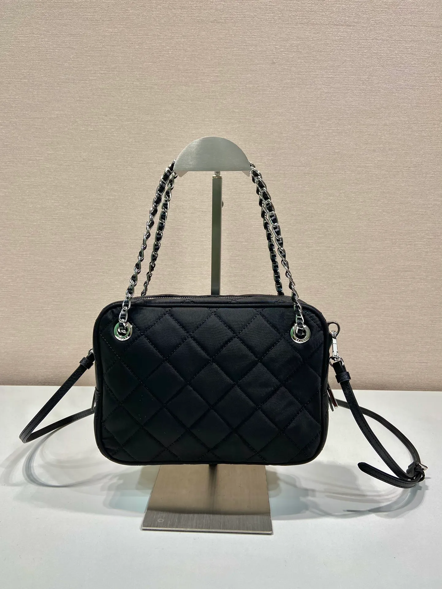 💰1260🎉Second-hand camera bag🎉1BD642🎉🎉 This second-hand camera bag is made of imported nylon fabric, white hardware, complex hand-stitched pattern design, equipped with 2 portable irons and a detachable and adjustable long shoulder strap. The upper body effect is cool and good-looking😝Simple, casual and fashionable, for babies. Hurry up and get it🎉🎉 Length 22x Height 16x Bottom 6.5cm🎉🎉🎉🎉