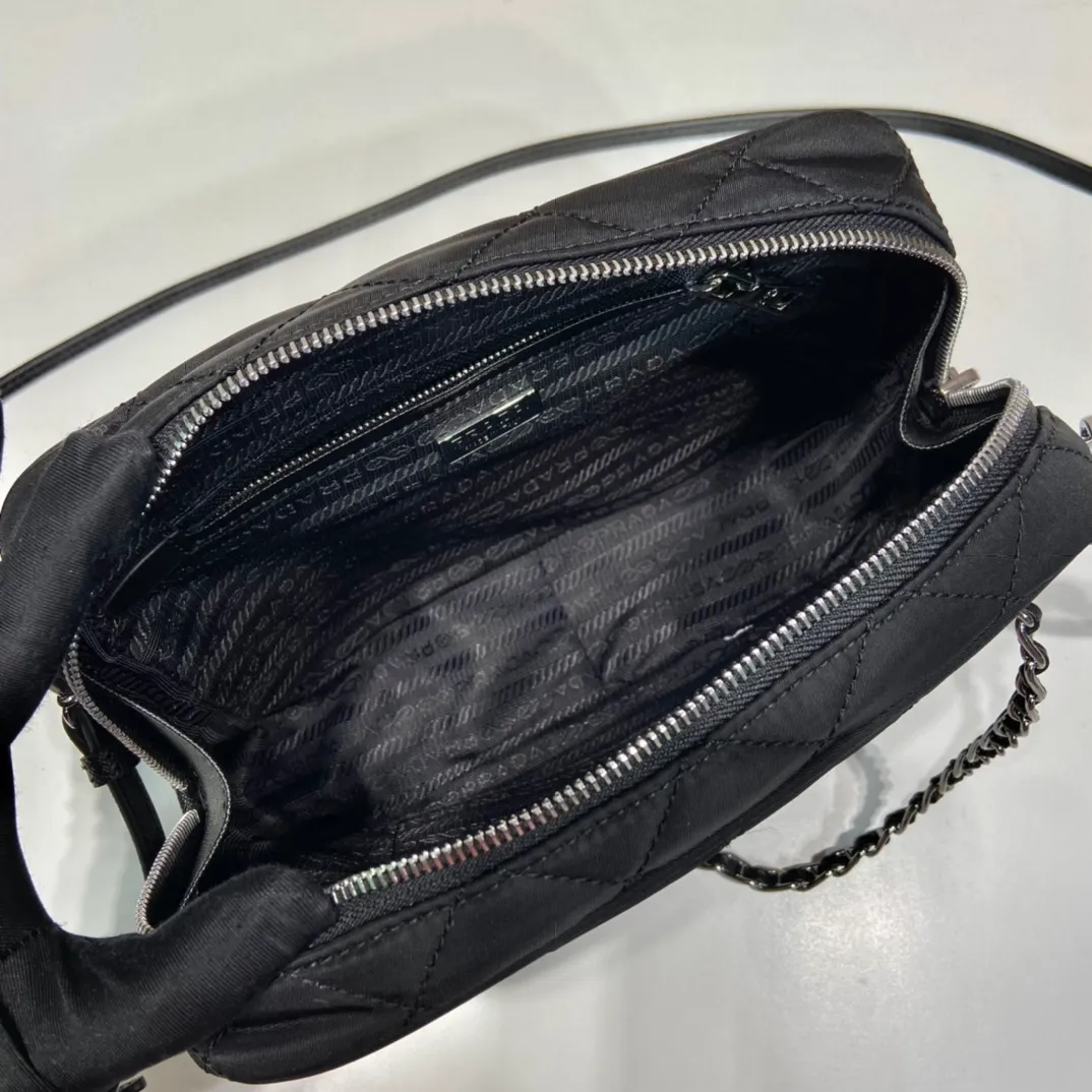 💰1260🎉Second-hand camera bag🎉1BD642🎉🎉 This second-hand camera bag is made of imported nylon fabric, white hardware, complex hand-stitched pattern design, equipped with 2 portable irons and a detachable and adjustable long shoulder strap. The upper body effect is cool and good-looking😝Simple, casual and fashionable, for babies. Hurry up and get it🎉🎉 Length 22x Height 16x Bottom 6.5cm🎉🎉🎉🎉