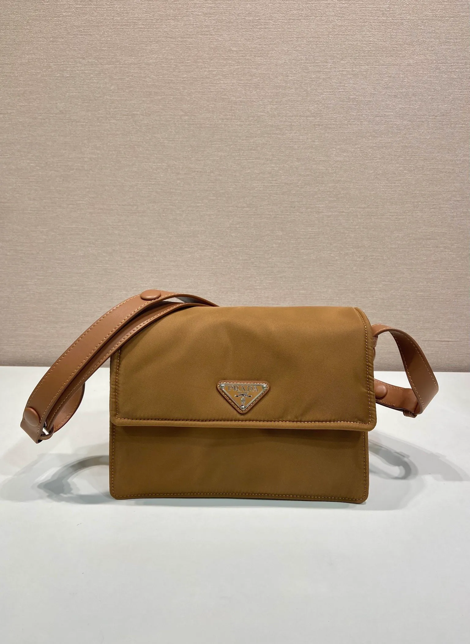 💰1120🎉The most popular mini messenger bag🎉New color/so cute😘This shoulder bag is made of unique padded nylon, and is equipped with an adjustable leather shoulder strap and a back pocket. The metal accessories give a touch of bright color and is low-key overall. Luxurious and versatile, the only difference is that it is not detachable. This design is more simple, but the style is still the same. 🙊🙊If you like babies, hurry up and get it. It is unisex and a popular style that will never go out of style. 👏👏Mini size🙊 Style number 1BD258, length 23.5x18x bottom 11cm