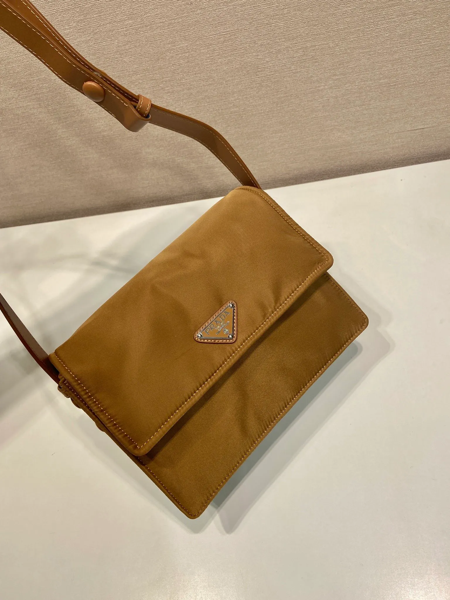 💰1120🎉The most popular mini messenger bag🎉New color/so cute😘This shoulder bag is made of unique padded nylon, and is equipped with an adjustable leather shoulder strap and a back pocket. The metal accessories give a touch of bright color and is low-key overall. Luxurious and versatile, the only difference is that it is not detachable. This design is more simple, but the style is still the same. 🙊🙊If you like babies, hurry up and get it. It is unisex and a popular style that will never go out of style. 👏👏Mini size🙊 Style number 1BD258, length 23.5x18x bottom 11cm