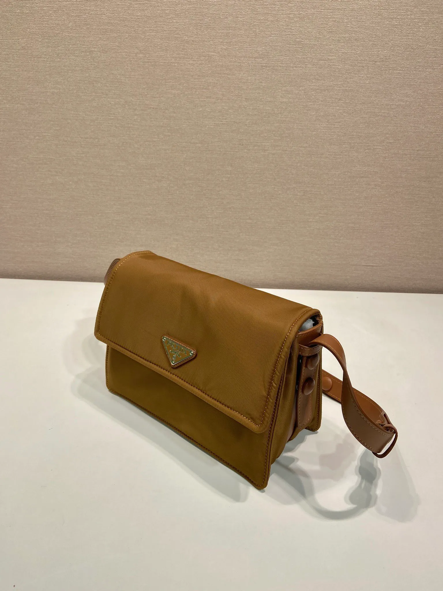 💰1120🎉The most popular mini messenger bag🎉New color/so cute😘This shoulder bag is made of unique padded nylon, and is equipped with an adjustable leather shoulder strap and a back pocket. The metal accessories give a touch of bright color and is low-key overall. Luxurious and versatile, the only difference is that it is not detachable. This design is more simple, but the style is still the same. 🙊🙊If you like babies, hurry up and get it. It is unisex and a popular style that will never go out of style. 👏👏Mini size🙊 Style number 1BD258, length 23.5x18x bottom 11cm