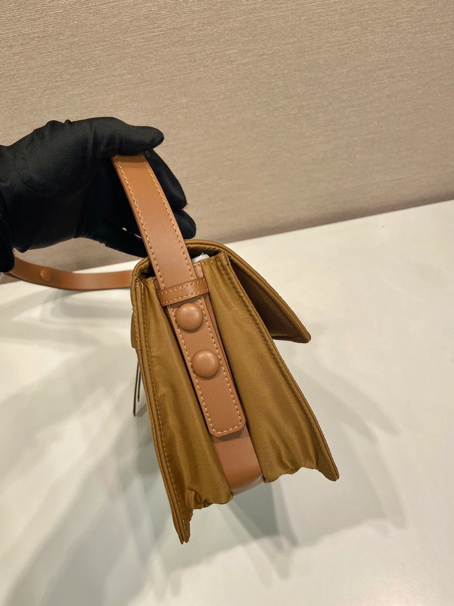 💰1120🎉The most popular mini messenger bag🎉New color/so cute😘This shoulder bag is made of unique padded nylon, and is equipped with an adjustable leather shoulder strap and a back pocket. The metal accessories give a touch of bright color and is low-key overall. Luxurious and versatile, the only difference is that it is not detachable. This design is more simple, but the style is still the same. 🙊🙊If you like babies, hurry up and get it. It is unisex and a popular style that will never go out of style. 👏👏Mini size🙊 Style number 1BD258, length 23.5x18x bottom 11cm
