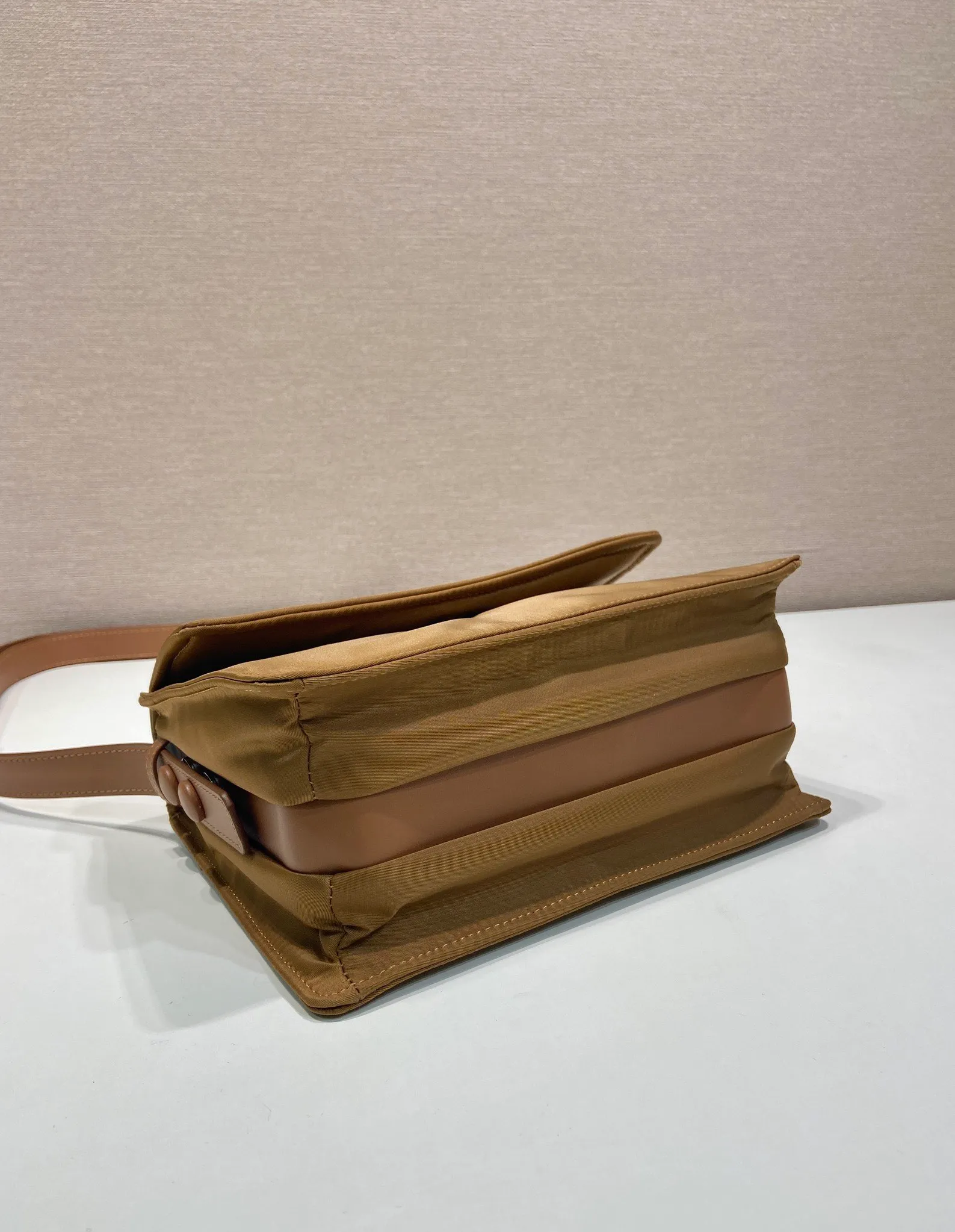 💰1120🎉The most popular mini messenger bag🎉New color/so cute😘This shoulder bag is made of unique padded nylon, and is equipped with an adjustable leather shoulder strap and a back pocket. The metal accessories give a touch of bright color and is low-key overall. Luxurious and versatile, the only difference is that it is not detachable. This design is more simple, but the style is still the same. 🙊🙊If you like babies, hurry up and get it. It is unisex and a popular style that will never go out of style. 👏👏Mini size🙊 Style number 1BD258, length 23.5x18x bottom 11cm