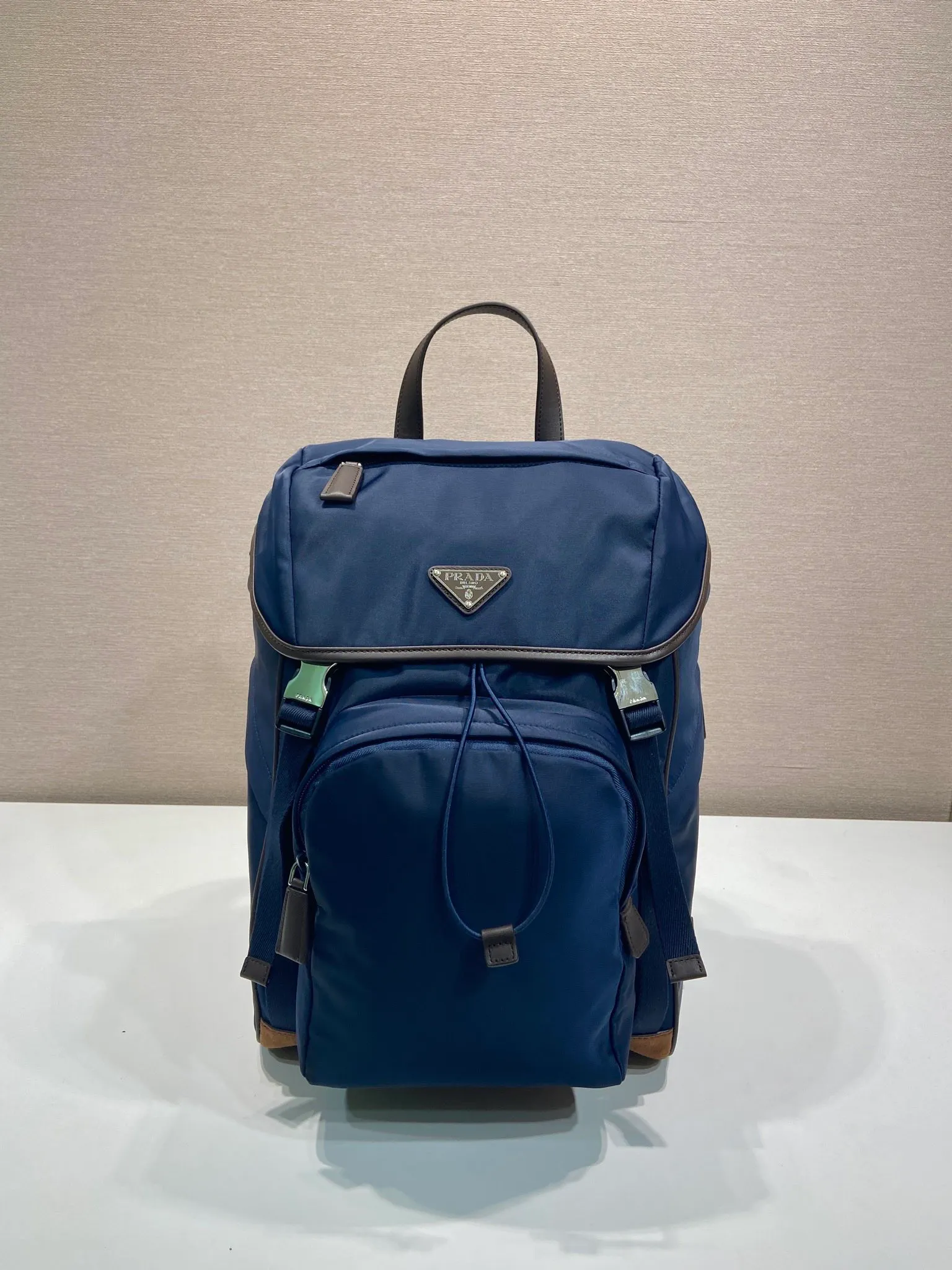 💰1460🎉New Backpack🎉2VZ135A New Product🎉🎉 This backpack is designed in a sports style and is decorated with suede details/calfskin/imported nylon fabric. It has large capacity and shows a flexible and versatile modern style. The colors are mixed and matched, very fashionable and beautiful😘😘Handsome guys, hurry up and get it🎉🎉 Length 27x Height 45x Bottom 17cm🎉🎉🎉💰💰💰