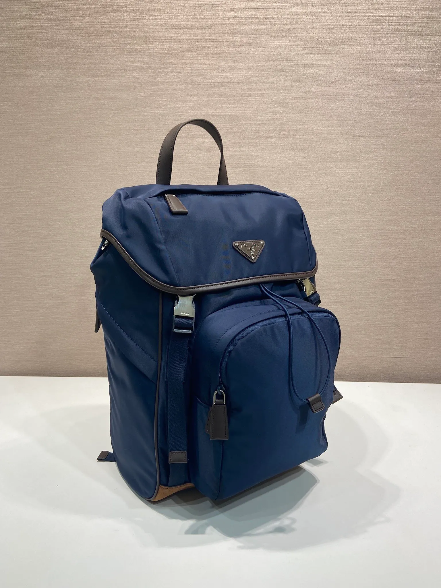 💰1460🎉New Backpack🎉2VZ135A New Product🎉🎉 This backpack is designed in a sports style and is decorated with suede details/calfskin/imported nylon fabric. It has large capacity and shows a flexible and versatile modern style. The colors are mixed and matched, very fashionable and beautiful😘😘Handsome guys, hurry up and get it🎉🎉 Length 27x Height 45x Bottom 17cm🎉🎉🎉💰💰💰