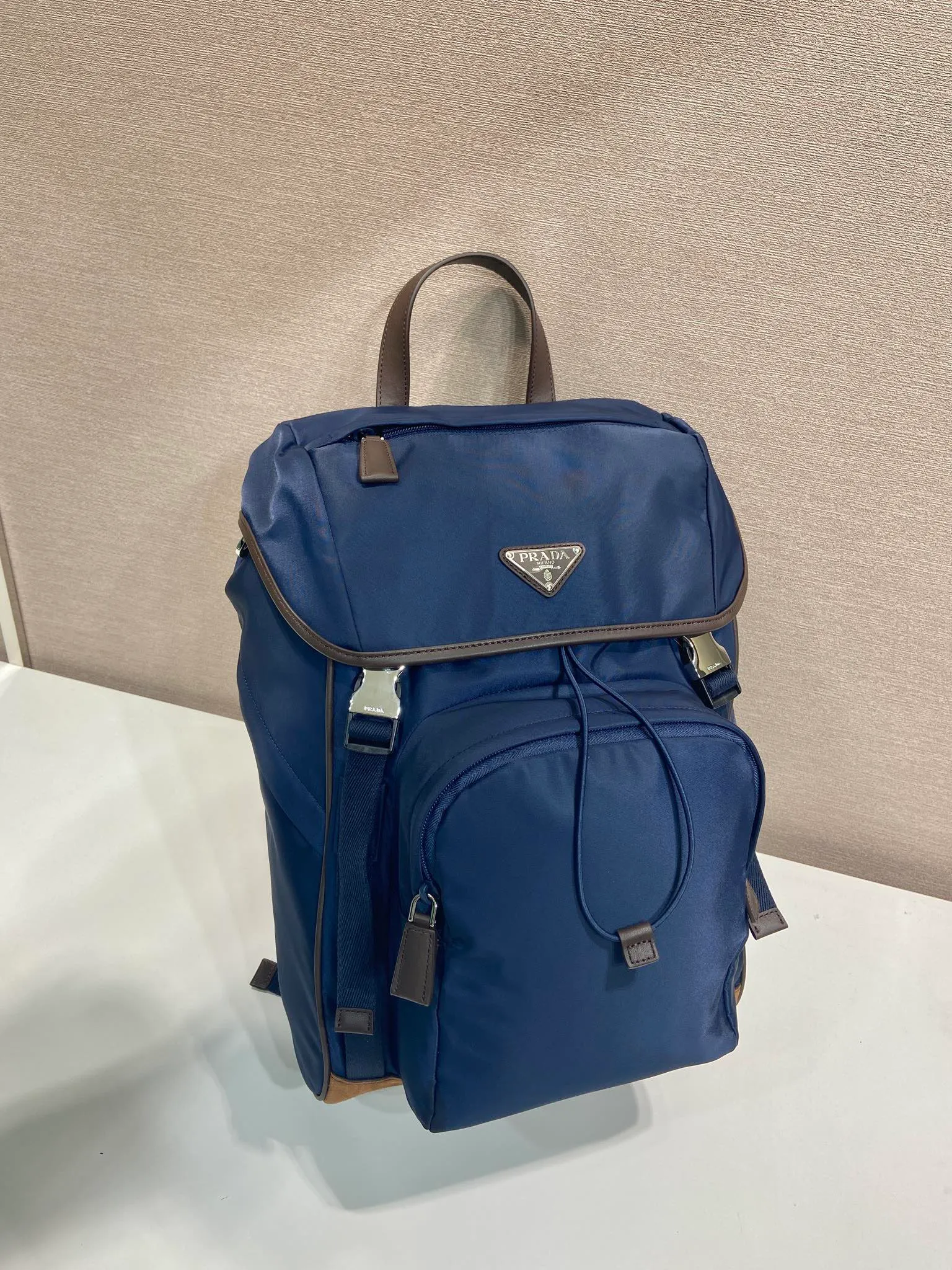 💰1460🎉New Backpack🎉2VZ135A New Product🎉🎉 This backpack is designed in a sports style and is decorated with suede details/calfskin/imported nylon fabric. It has large capacity and shows a flexible and versatile modern style. The colors are mixed and matched, very fashionable and beautiful😘😘Handsome guys, hurry up and get it🎉🎉 Length 27x Height 45x Bottom 17cm🎉🎉🎉💰💰💰