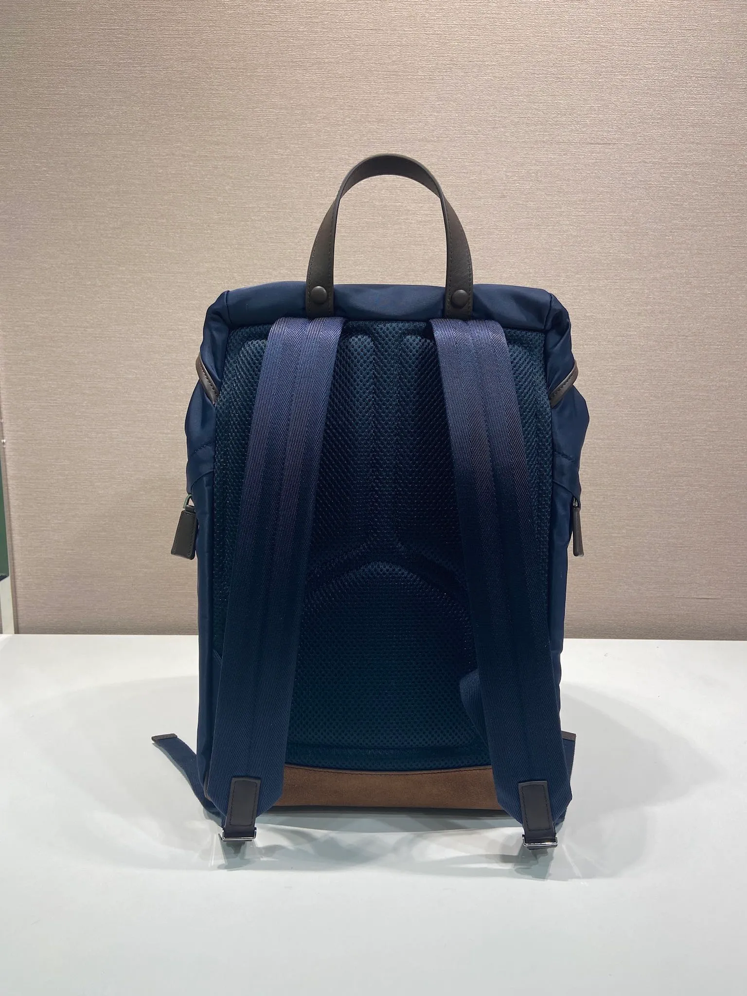 💰1460🎉New Backpack🎉2VZ135A New Product🎉🎉 This backpack is designed in a sports style and is decorated with suede details/calfskin/imported nylon fabric. It has large capacity and shows a flexible and versatile modern style. The colors are mixed and matched, very fashionable and beautiful😘😘Handsome guys, hurry up and get it🎉🎉 Length 27x Height 45x Bottom 17cm🎉🎉🎉💰💰💰