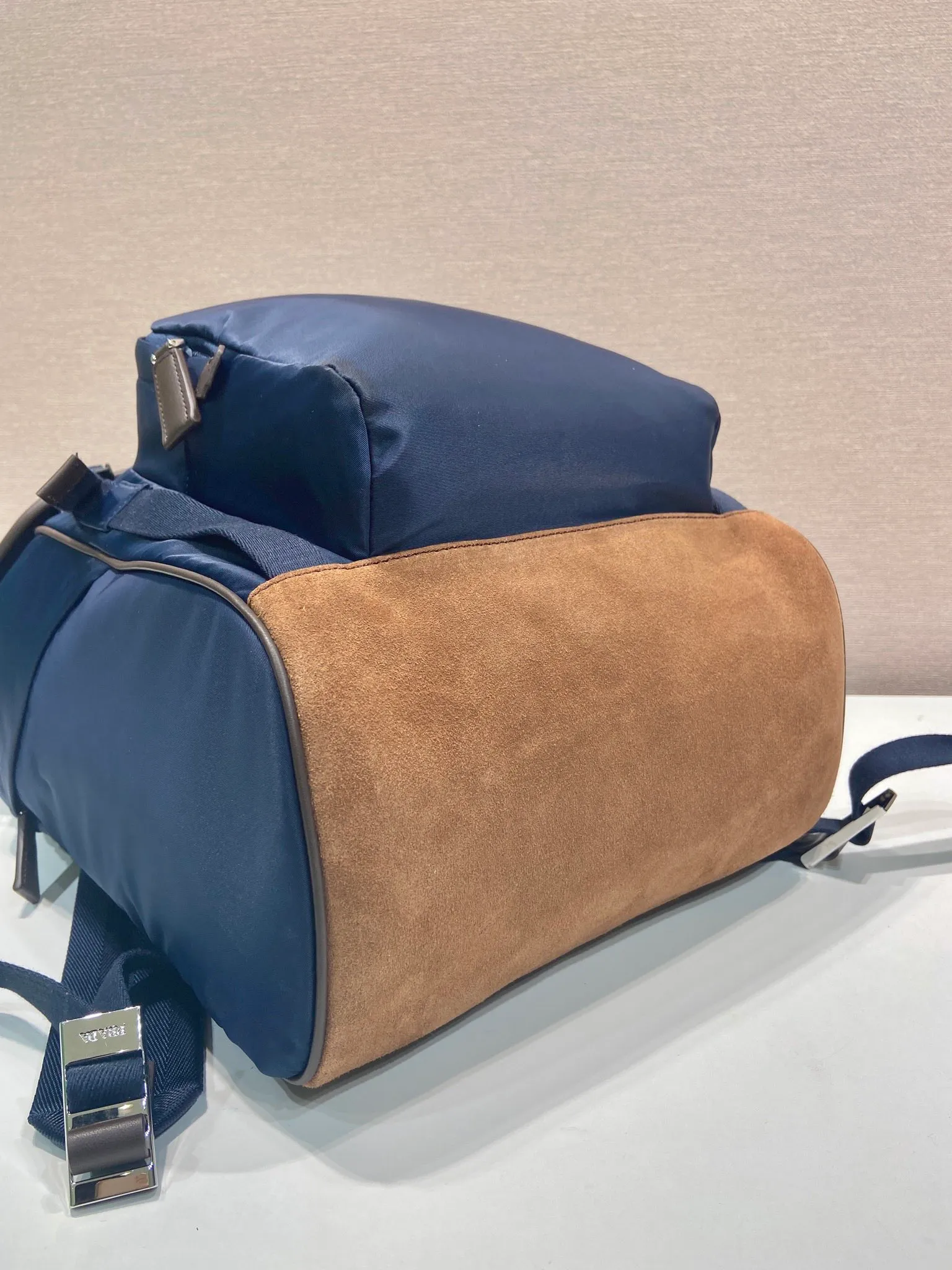 💰1460🎉New Backpack🎉2VZ135A New Product🎉🎉 This backpack is designed in a sports style and is decorated with suede details/calfskin/imported nylon fabric. It has large capacity and shows a flexible and versatile modern style. The colors are mixed and matched, very fashionable and beautiful😘😘Handsome guys, hurry up and get it🎉🎉 Length 27x Height 45x Bottom 17cm🎉🎉🎉💰💰💰