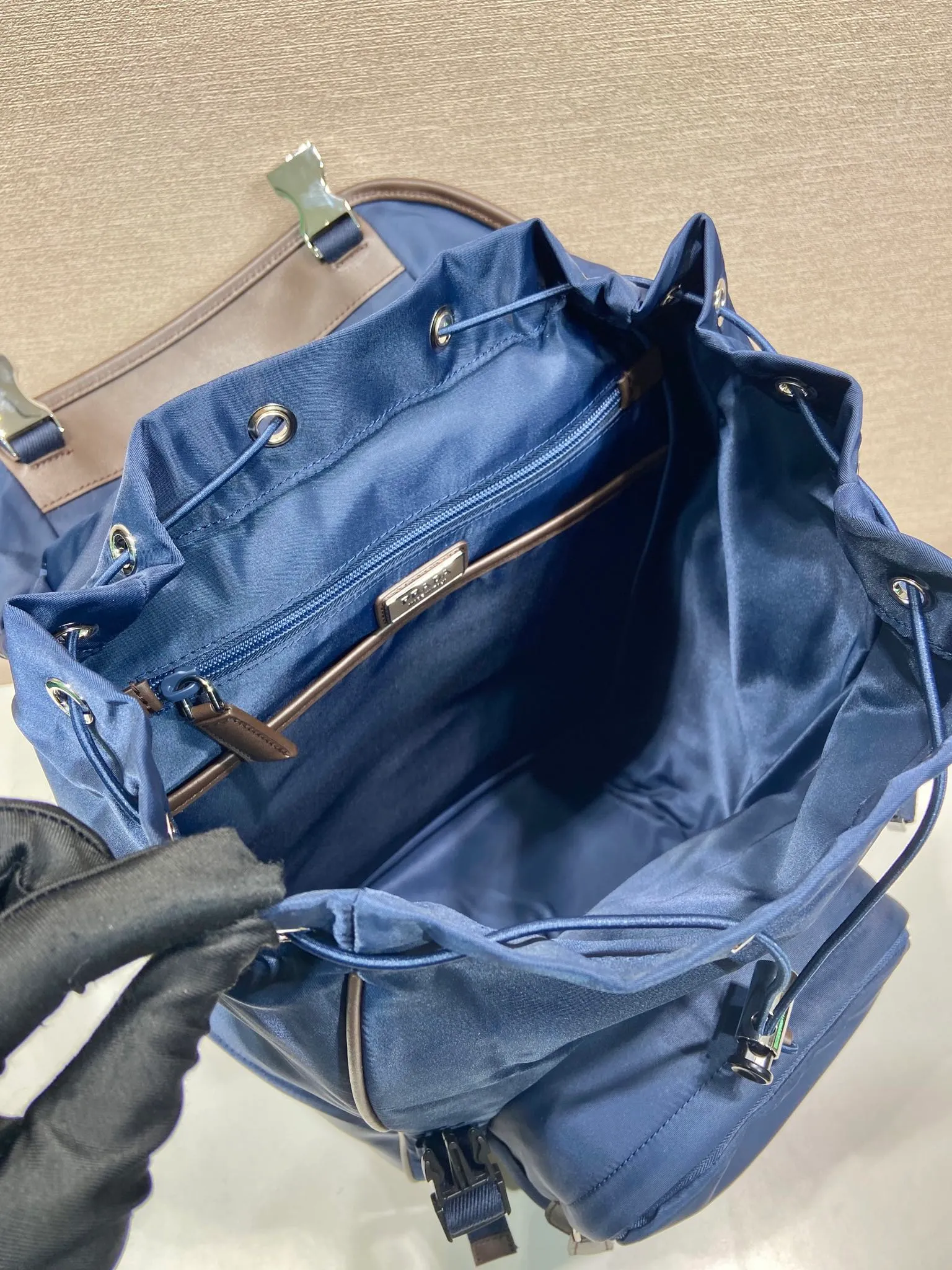 💰1460🎉New Backpack🎉2VZ135A New Product🎉🎉 This backpack is designed in a sports style and is decorated with suede details/calfskin/imported nylon fabric. It has large capacity and shows a flexible and versatile modern style. The colors are mixed and matched, very fashionable and beautiful😘😘Handsome guys, hurry up and get it🎉🎉 Length 27x Height 45x Bottom 17cm🎉🎉🎉💰💰💰
