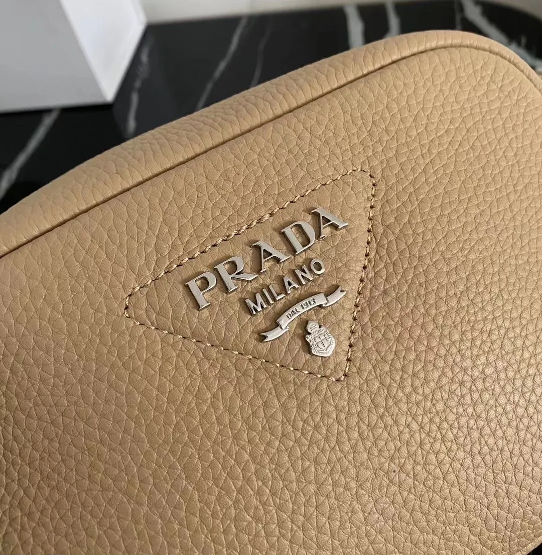 P1160¥ [Top original order] 🎉New camera crossbody bag🎉1BH182 has arrived🎉🎉This crossbody bag is made of imported deerskin grain cowhide and equipped with an adjustable long shoulder strap. My favorite It’s a small bag on the shoulder strap😘It’s perfect😘, it has a large capacity, is simple and elegant, and feels super soft🎉Hurry up and get it🎉Dimensions: length 22x height 14.5x bottom 8cm🎉🎉🎉👏👏👏!