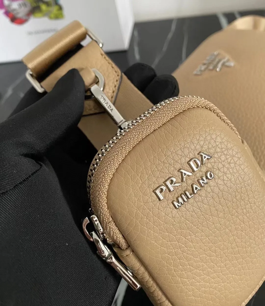 P1160¥ [Top original order] 🎉New camera crossbody bag🎉1BH182 has arrived🎉🎉This crossbody bag is made of imported deerskin grain cowhide and equipped with an adjustable long shoulder strap. My favorite It’s a small bag on the shoulder strap😘It’s perfect😘, it has a large capacity, is simple and elegant, and feels super soft🎉Hurry up and get it🎉Dimensions: length 22x height 14.5x bottom 8cm🎉🎉🎉👏👏👏!