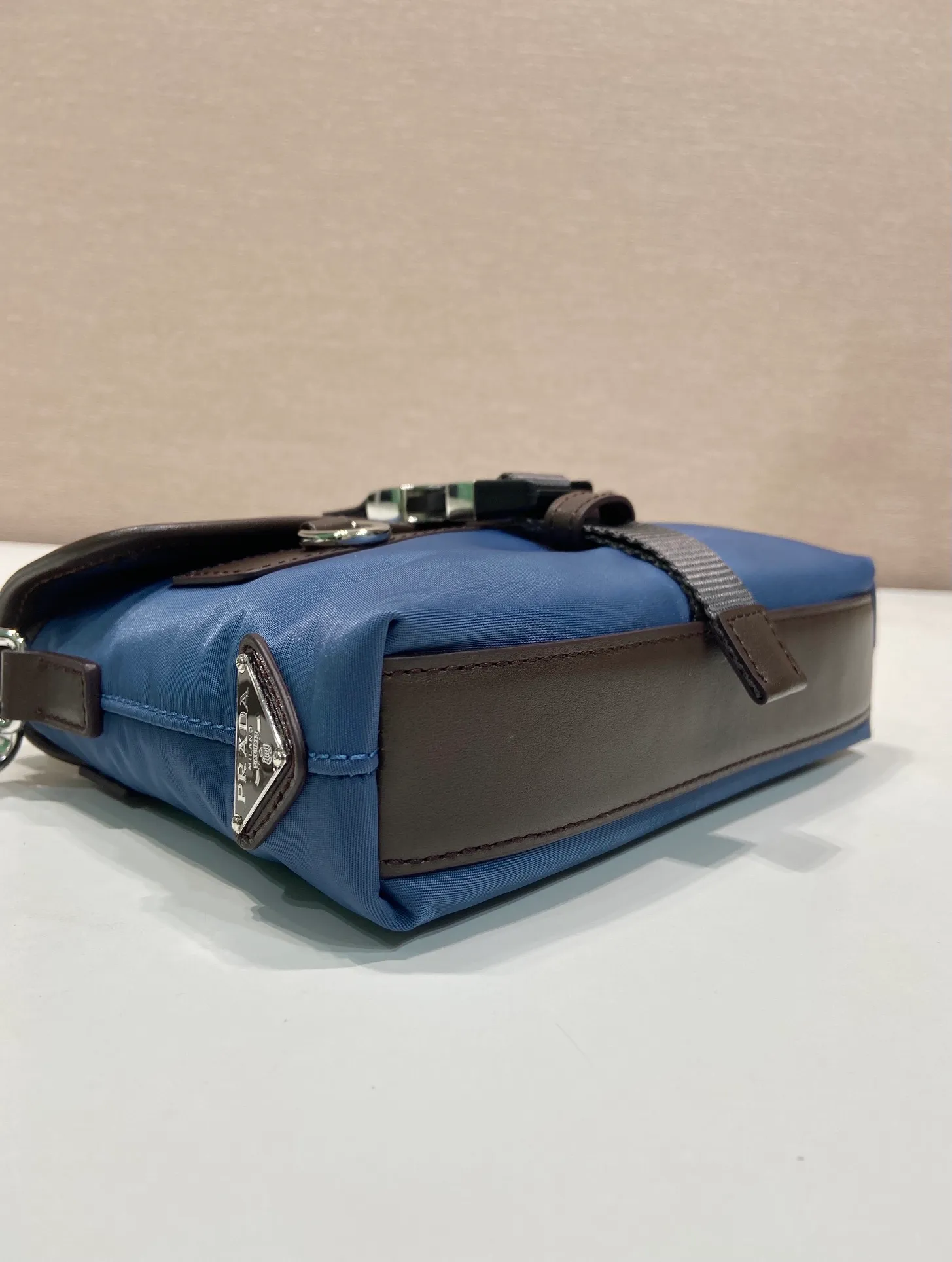 💰920🎉New 🎉2ZT071 Cell Phone Case🎉🎉 This sophisticated and modern smartphone case is made of Re-Nylon. Versatile accessory with leather details and practical removable and adjustable shoulder strap. An enameled metal triangle logo adds a signature note. Equipped with two card slots🎉🎉, the upper body effect is fashionable and classy, ​​hurry up and get it, it is another popular style that will never go out of style🎉🎉 Length 19x height 13x bottom 5.5cm🎉🎉🎉💰💰💰