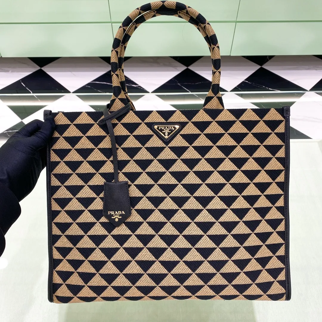 💰1560✨New product launch✨🌟New product, new series embroidered triangle plaid tote bag 1BA356 large size. The new fashion favorite tote bag that is popular all over the world. The whole body of the bag is embroidered with triangular geometric patterns and imported cross-grain cowhide trimming. The overall bag body is simple, elegant and luxurious in texture. The golden triangle logo on the front is added with Saffiano cowhide name plate. The capacity is super large and satisfying. It is a must-have tote bag for little fairies. It is full of bonus points. Large size 39*31*11cm