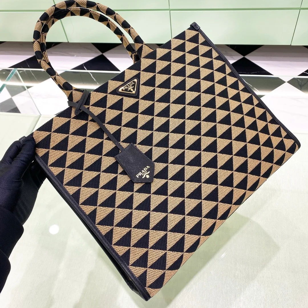 💰1560✨New product launch✨🌟New product, new series embroidered triangle plaid tote bag 1BA356 large size. The new fashion favorite tote bag that is popular all over the world. The whole body of the bag is embroidered with triangular geometric patterns and imported cross-grain cowhide trimming. The overall bag body is simple, elegant and luxurious in texture. The golden triangle logo on the front is added with Saffiano cowhide name plate. The capacity is super large and satisfying. It is a must-have tote bag for little fairies. It is full of bonus points. Large size 39*31*11cm