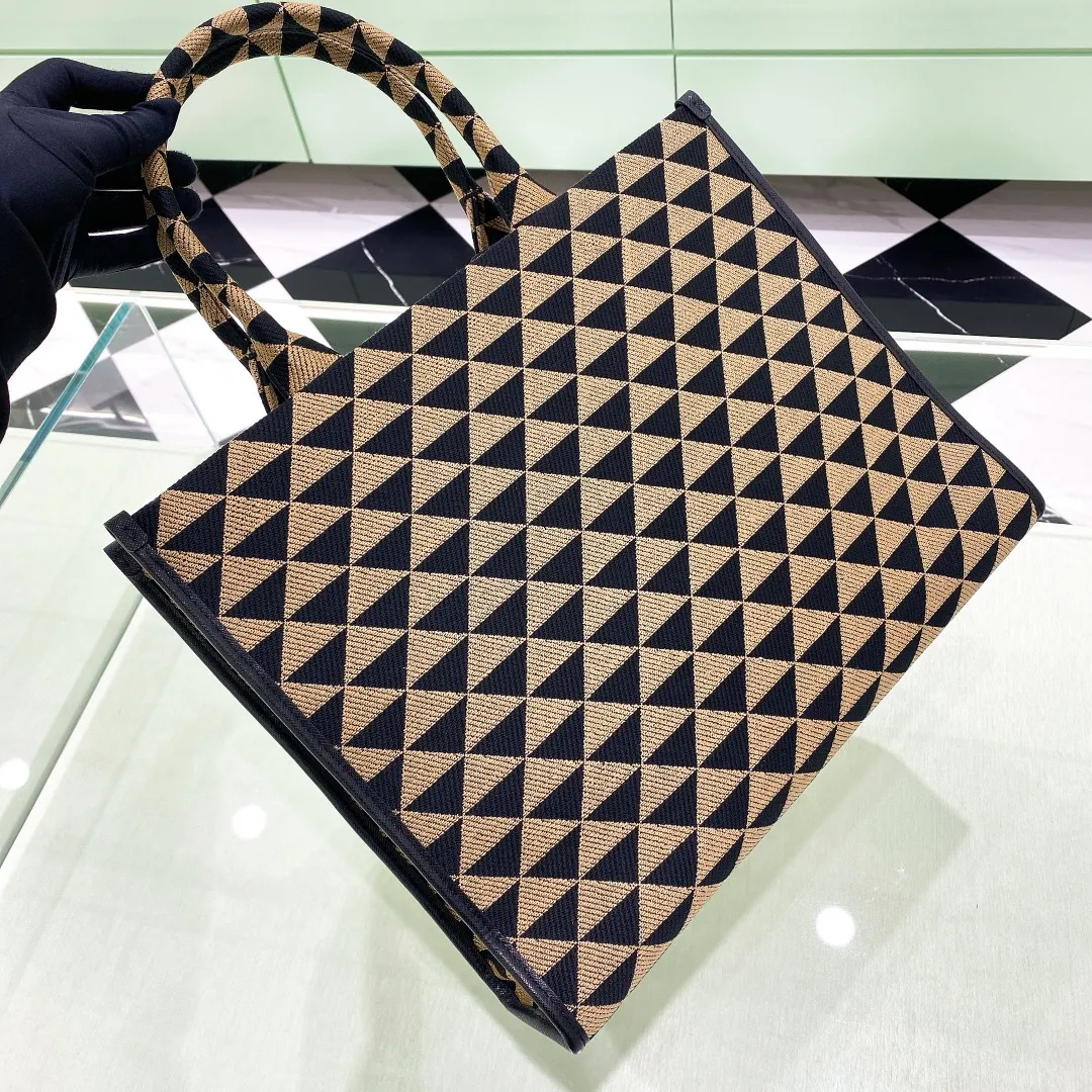 💰1560✨New product launch✨🌟New product, new series embroidered triangle plaid tote bag 1BA356 large size. The new fashion favorite tote bag that is popular all over the world. The whole body of the bag is embroidered with triangular geometric patterns and imported cross-grain cowhide trimming. The overall bag body is simple, elegant and luxurious in texture. The golden triangle logo on the front is added with Saffiano cowhide name plate. The capacity is super large and satisfying. It is a must-have tote bag for little fairies. It is full of bonus points. Large size 39*31*11cm