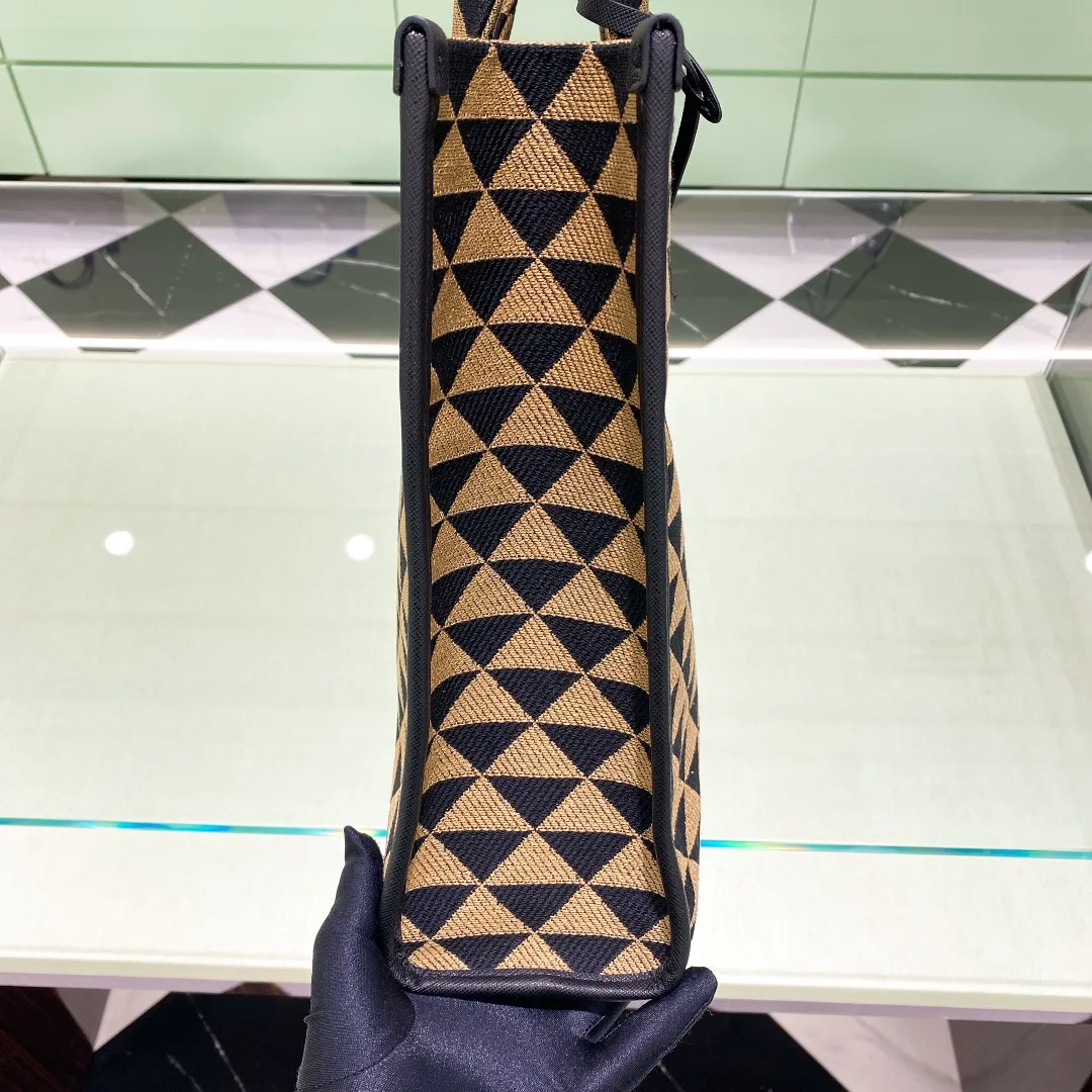 💰1560✨New product launch✨🌟New product, new series embroidered triangle plaid tote bag 1BA356 large size. The new fashion favorite tote bag that is popular all over the world. The whole body of the bag is embroidered with triangular geometric patterns and imported cross-grain cowhide trimming. The overall bag body is simple, elegant and luxurious in texture. The golden triangle logo on the front is added with Saffiano cowhide name plate. The capacity is super large and satisfying. It is a must-have tote bag for little fairies. It is full of bonus points. Large size 39*31*11cm