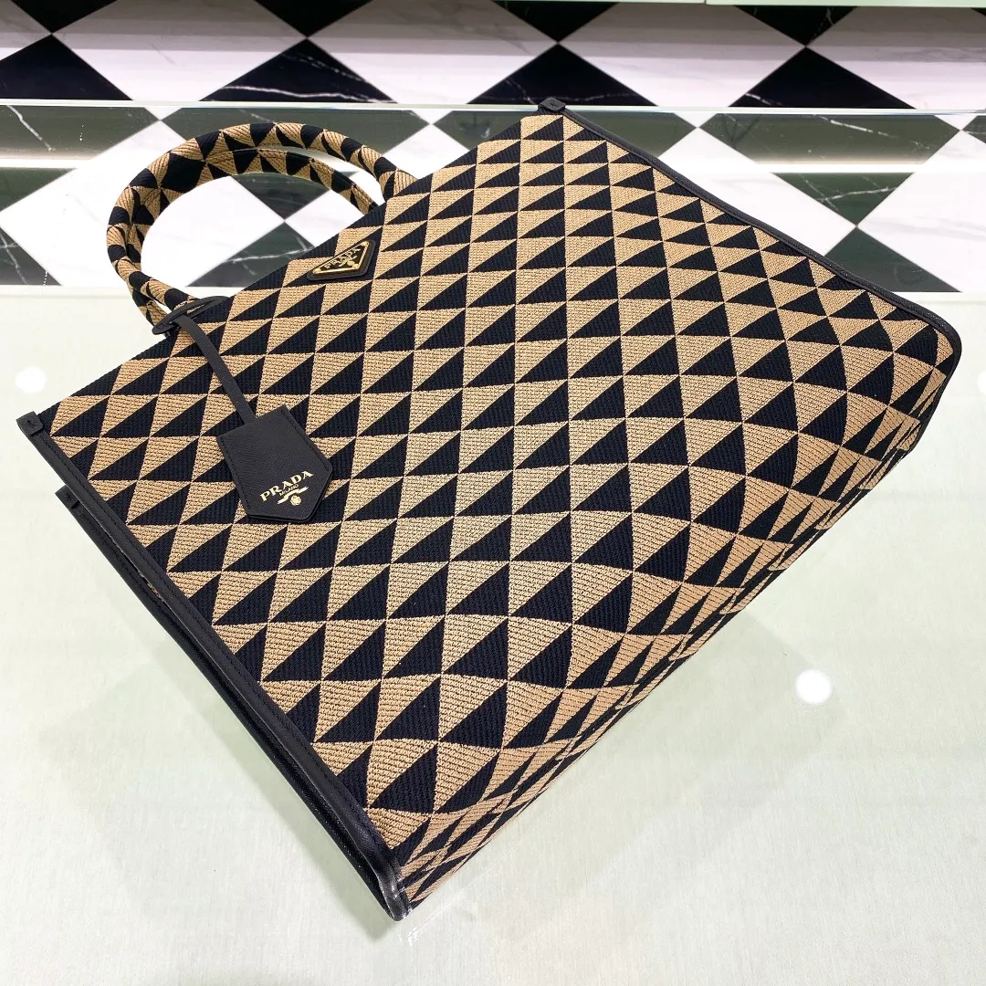 💰1560✨New product launch✨🌟New product, new series embroidered triangle plaid tote bag 1BA356 large size. The new fashion favorite tote bag that is popular all over the world. The whole body of the bag is embroidered with triangular geometric patterns and imported cross-grain cowhide trimming. The overall bag body is simple, elegant and luxurious in texture. The golden triangle logo on the front is added with Saffiano cowhide name plate. The capacity is super large and satisfying. It is a must-have tote bag for little fairies. It is full of bonus points. Large size 39*31*11cm