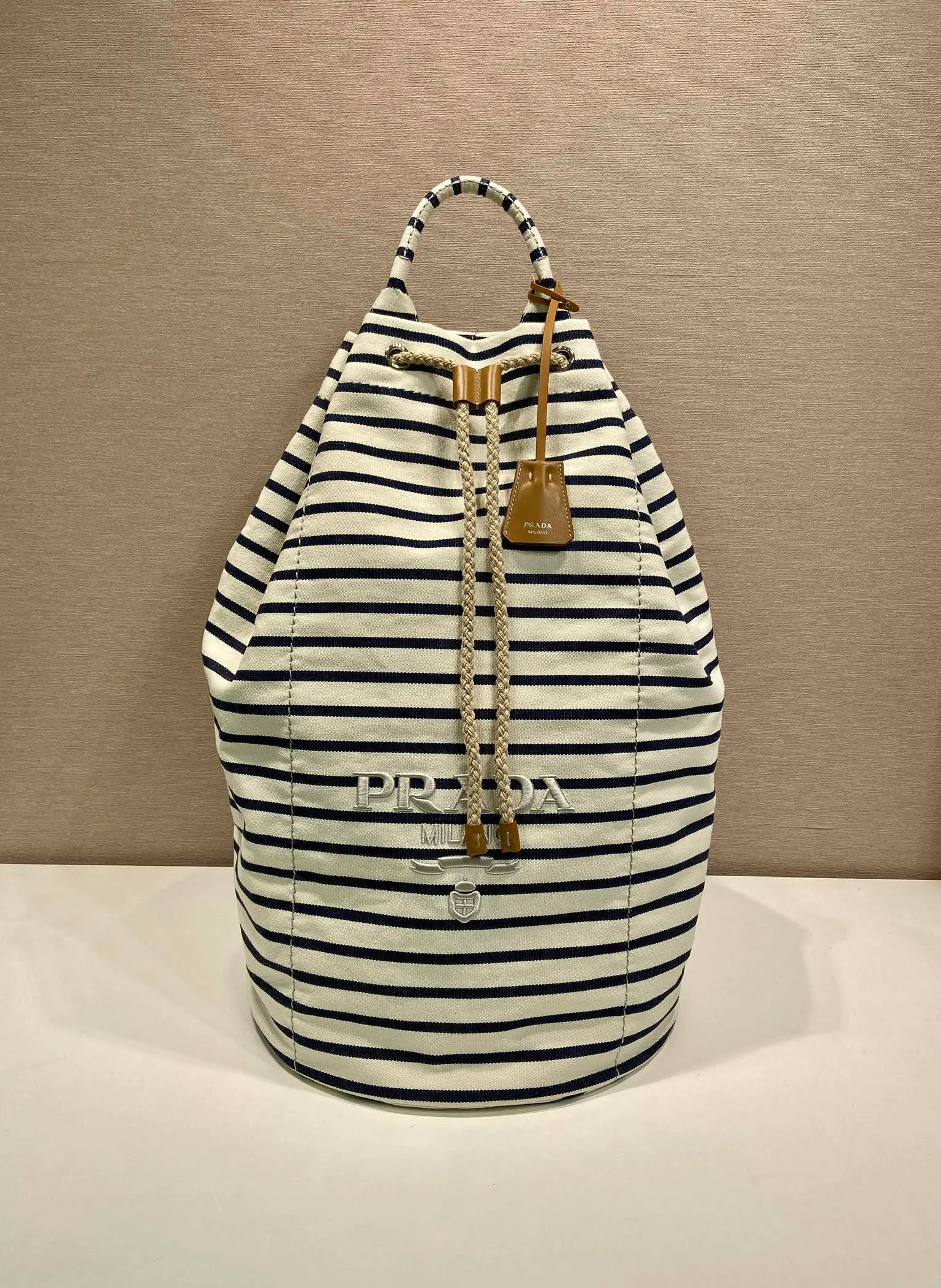 💰1460🎉New travel bag🎉2VY011 new color🎉🎉 This drawstring travel bag interprets light sports style, with striped print, drawing inspiration from nautical style, with adjustable and removable shoulder straps and leather trim. Tonal letter logo embroidery adds a unique, classic touch. The drawstring bag design makes the upper body very fashionable. This is the latest and most fashionable travel bag since ancient times. It has a lot of space. Get it now🎉🎉Length 34xH 55x㡳34cm🎉🎉🎉💰💰💰
