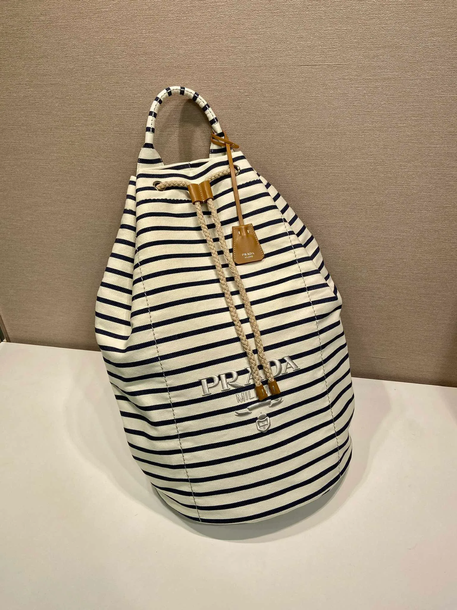 💰1460🎉New travel bag🎉2VY011 new color🎉🎉 This drawstring travel bag interprets light sports style, with striped print, drawing inspiration from nautical style, with adjustable and removable shoulder straps and leather trim. Tonal letter logo embroidery adds a unique, classic touch. The drawstring bag design makes the upper body very fashionable. This is the latest and most fashionable travel bag since ancient times. It has a lot of space. Get it now🎉🎉Length 34xH 55x㡳34cm🎉🎉🎉💰💰💰