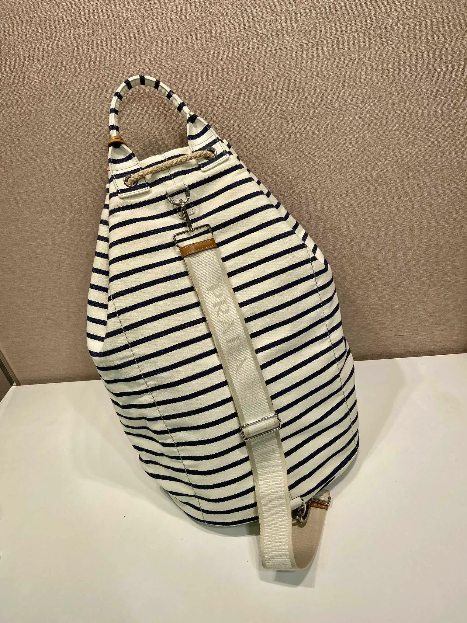 💰1460🎉New travel bag🎉2VY011 new color🎉🎉 This drawstring travel bag interprets light sports style, with striped print, drawing inspiration from nautical style, with adjustable and removable shoulder straps and leather trim. Tonal letter logo embroidery adds a unique, classic touch. The drawstring bag design makes the upper body very fashionable. This is the latest and most fashionable travel bag since ancient times. It has a lot of space. Get it now🎉🎉Length 34xH 55x㡳34cm🎉🎉🎉💰💰💰