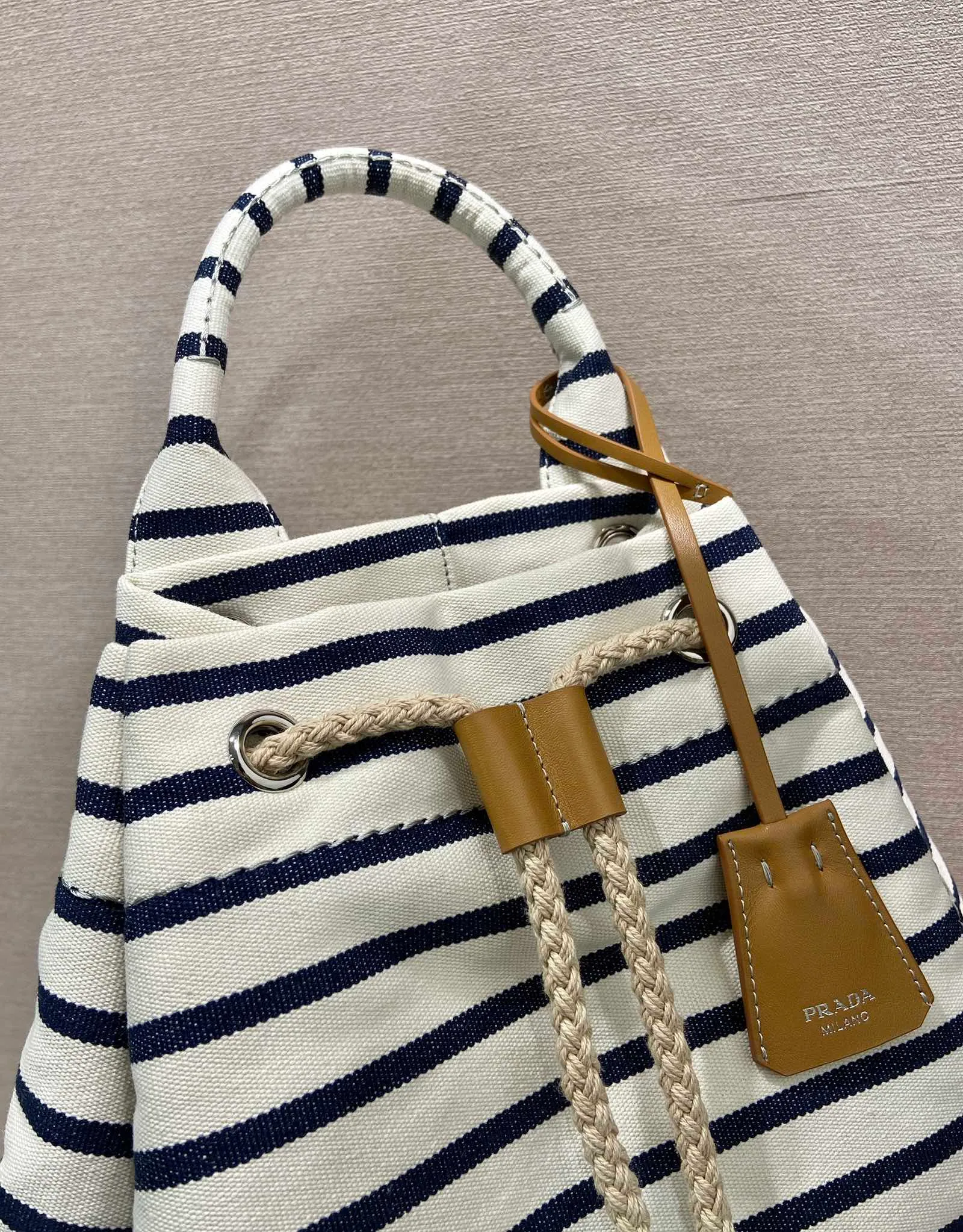💰1460🎉New travel bag🎉2VY011 new color🎉🎉 This drawstring travel bag interprets light sports style, with striped print, drawing inspiration from nautical style, with adjustable and removable shoulder straps and leather trim. Tonal letter logo embroidery adds a unique, classic touch. The drawstring bag design makes the upper body very fashionable. This is the latest and most fashionable travel bag since ancient times. It has a lot of space. Get it now🎉🎉Length 34xH 55x㡳34cm🎉🎉🎉💰💰💰