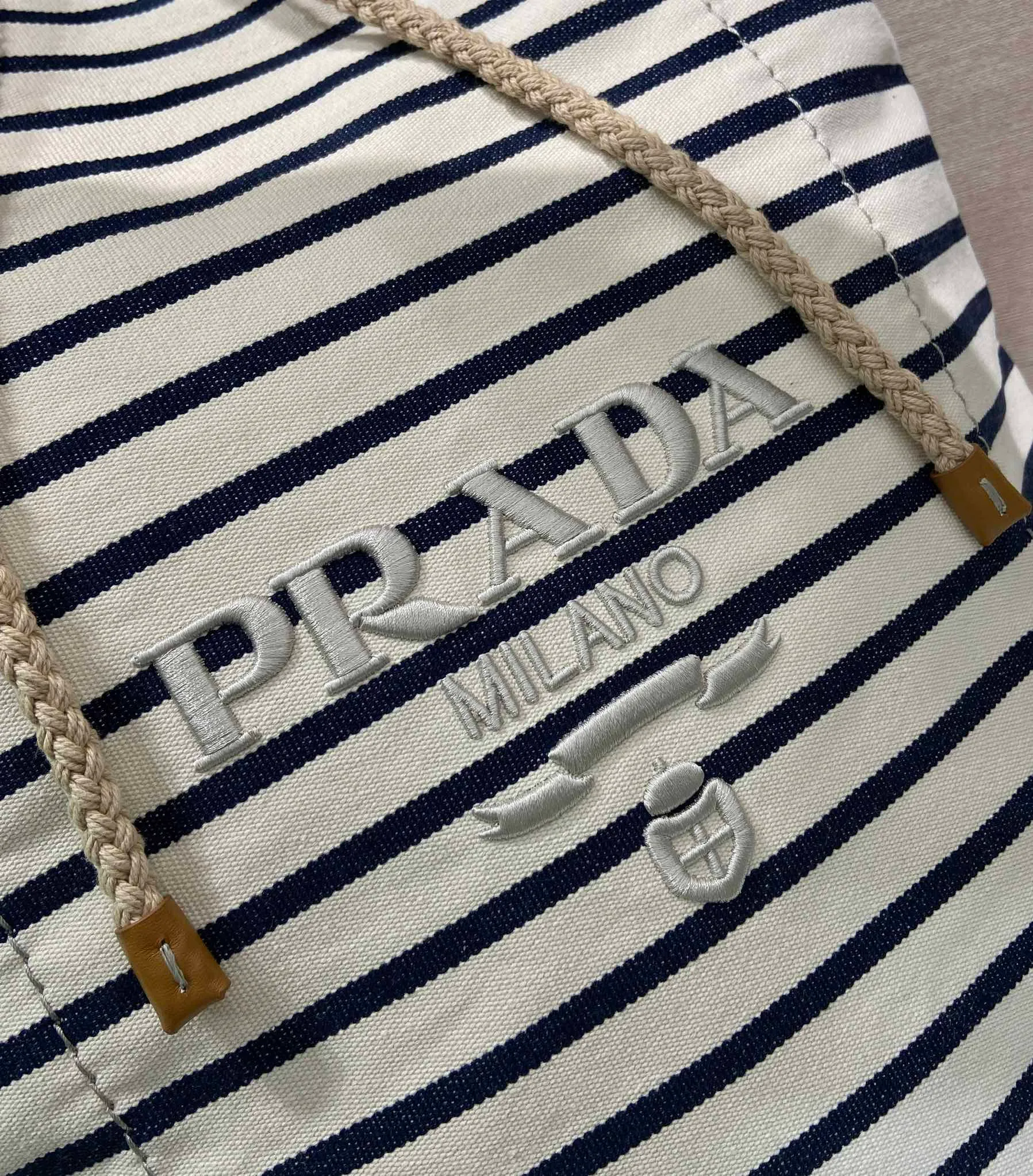 💰1460🎉New travel bag🎉2VY011 new color🎉🎉 This drawstring travel bag interprets light sports style, with striped print, drawing inspiration from nautical style, with adjustable and removable shoulder straps and leather trim. Tonal letter logo embroidery adds a unique, classic touch. The drawstring bag design makes the upper body very fashionable. This is the latest and most fashionable travel bag since ancient times. It has a lot of space. Get it now🎉🎉Length 34xH 55x㡳34cm🎉🎉🎉💰💰💰