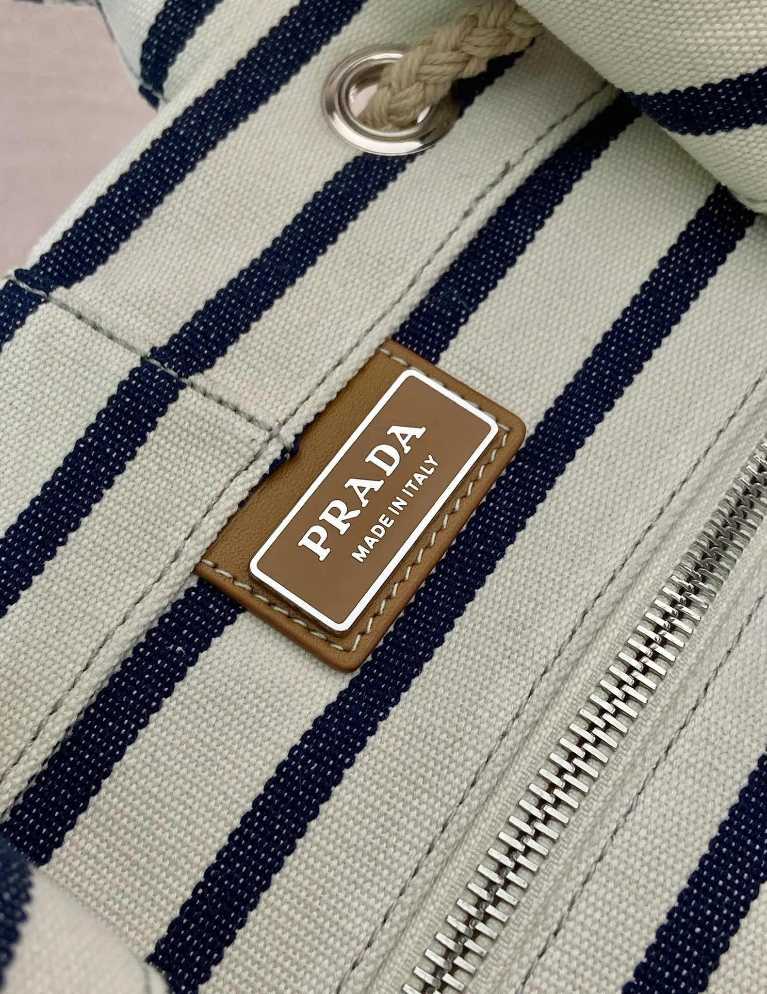💰1460🎉New travel bag🎉2VY011 new color🎉🎉 This drawstring travel bag interprets light sports style, with striped print, drawing inspiration from nautical style, with adjustable and removable shoulder straps and leather trim. Tonal letter logo embroidery adds a unique, classic touch. The drawstring bag design makes the upper body very fashionable. This is the latest and most fashionable travel bag since ancient times. It has a lot of space. Get it now🎉🎉Length 34xH 55x㡳34cm🎉🎉🎉💰💰💰