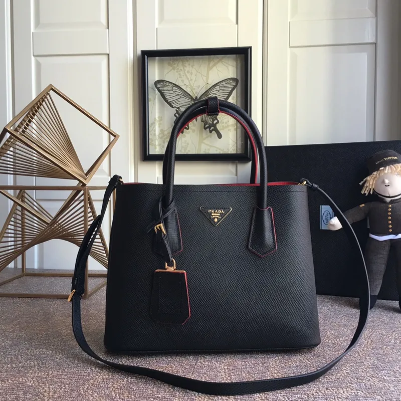 💰2040, P’s classic model 1BG775 black, arrived in [color][color][color], fully upgraded, using imported thick cross-grain cow + contrasting calf leather inside, top brushed hardware, color matching handle, 175 OEM code, a timeless shopping bag [naughty][naughty][naughty], fashionable and generous, length 33x height 24.5x bottom 14cm