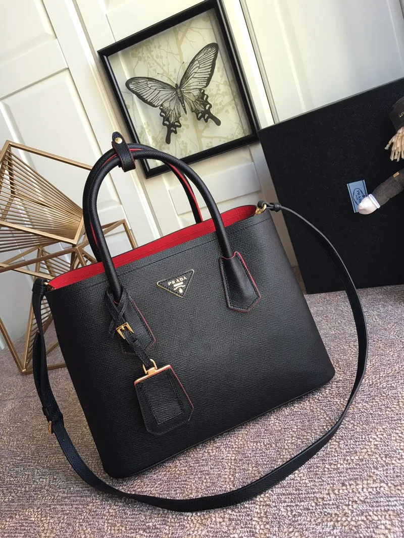 💰2040, P’s classic model 1BG775 black, arrived in [color][color][color], fully upgraded, using imported thick cross-grain cow + contrasting calf leather inside, top brushed hardware, color matching handle, 175 OEM code, a timeless shopping bag [naughty][naughty][naughty], fashionable and generous, length 33x height 24.5x bottom 14cm