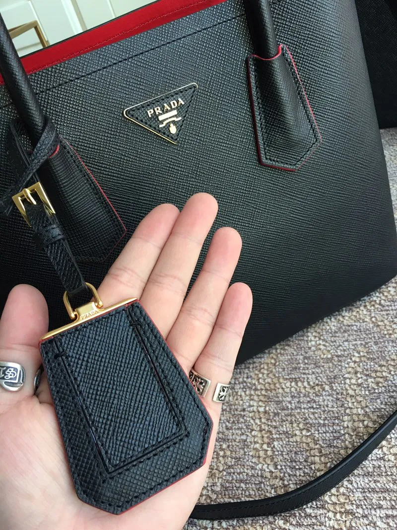 💰2040, P’s classic model 1BG775 black, arrived in [color][color][color], fully upgraded, using imported thick cross-grain cow + contrasting calf leather inside, top brushed hardware, color matching handle, 175 OEM code, a timeless shopping bag [naughty][naughty][naughty], fashionable and generous, length 33x height 24.5x bottom 14cm