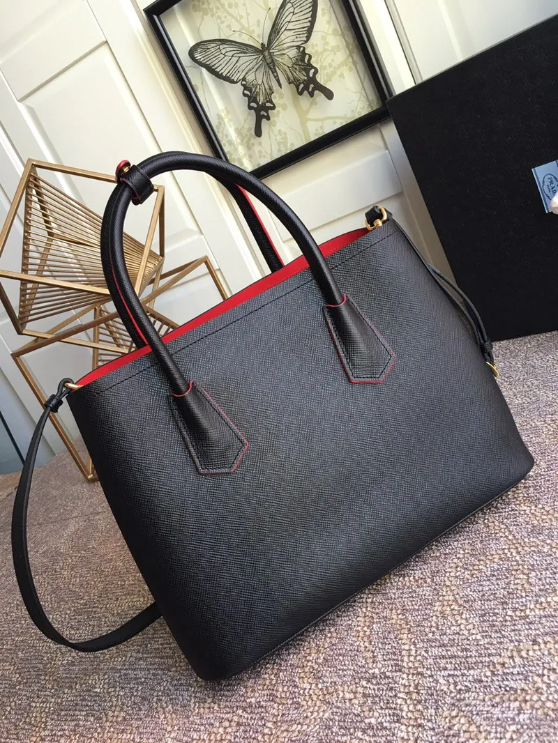 💰2040, P’s classic model 1BG775 black, arrived in [color][color][color], fully upgraded, using imported thick cross-grain cow + contrasting calf leather inside, top brushed hardware, color matching handle, 175 OEM code, a timeless shopping bag [naughty][naughty][naughty], fashionable and generous, length 33x height 24.5x bottom 14cm